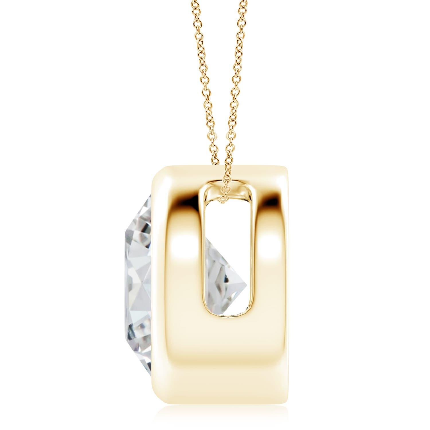 Le magnifique design de ce pendentif solitaire classique en diamant donne l'impression que la pierre centrale flotte sur la chaîne. Le diamant étincelant est fixé dans une monture à chaton. Fabriqué en or jaune 18k, ce pendentif en diamants ronds