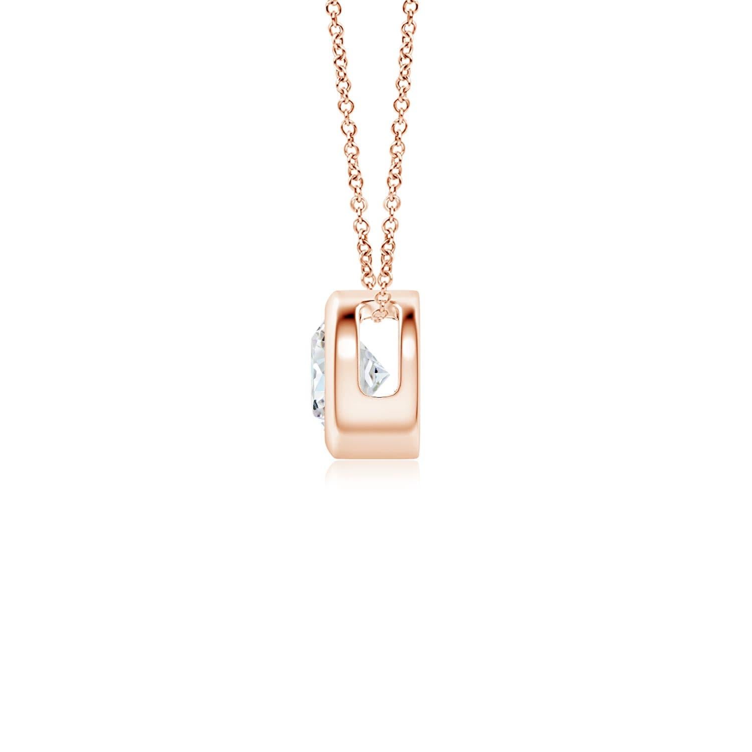 Le magnifique design de ce pendentif solitaire classique en diamant donne l'impression que la pierre centrale flotte sur la chaîne. Le diamant étincelant est fixé dans une monture à chaton. Fabriqué en or rose 14k, ce pendentif en diamants ronds