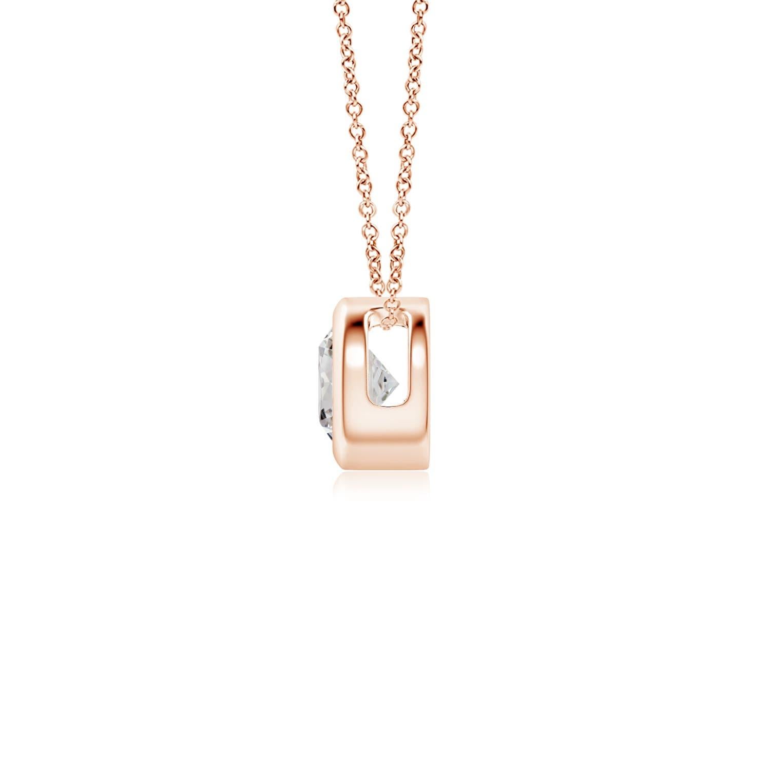Le magnifique design de ce pendentif solitaire classique en diamant donne l'impression que la pierre centrale flotte sur la chaîne. Le diamant étincelant est fixé dans une monture à chaton. Fabriqué en or rose 14k, ce pendentif en diamants ronds