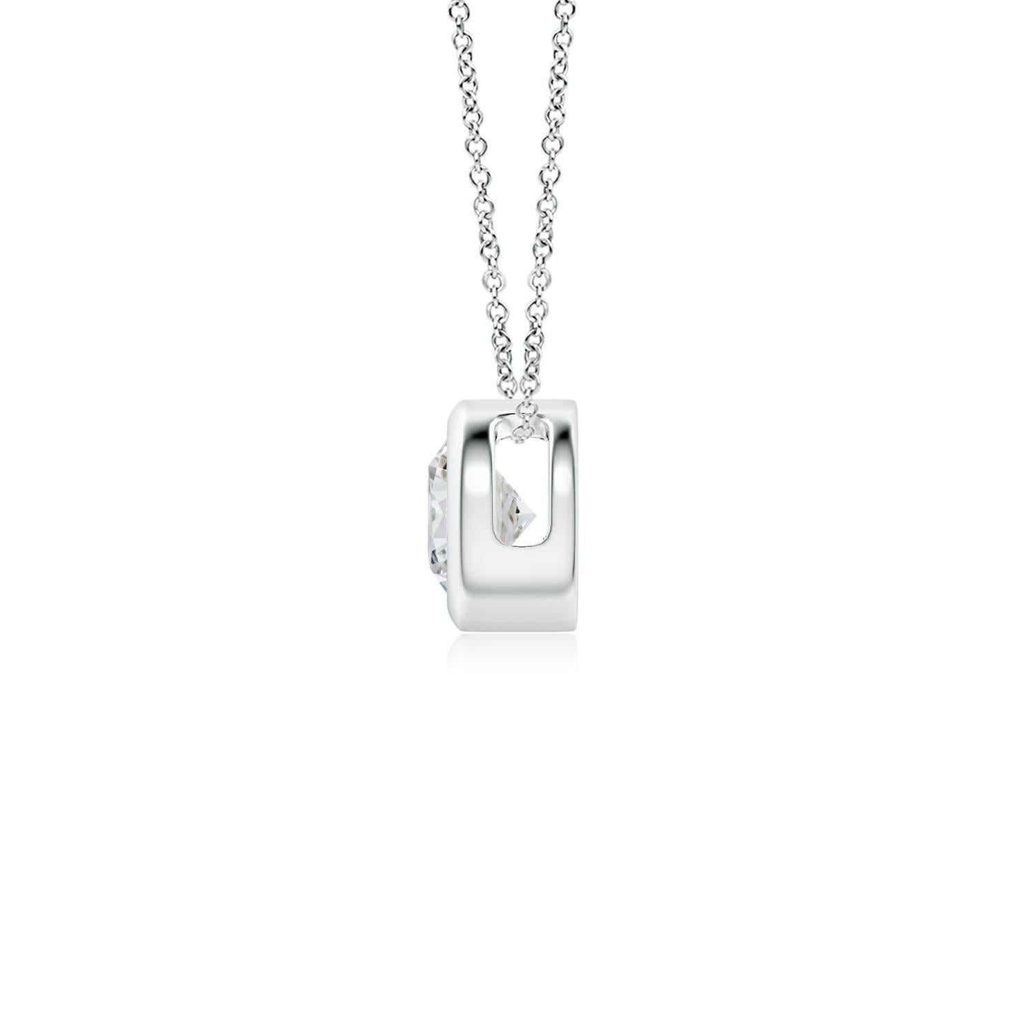 Lo splendido design di questo classico ciondolo con diamante solitario fa sembrare che la pietra centrale fluttui sulla catena. Il diamante scintillante è fissato in un castone. Realizzato in oro bianco 14 carati, questo pendente con diamante
