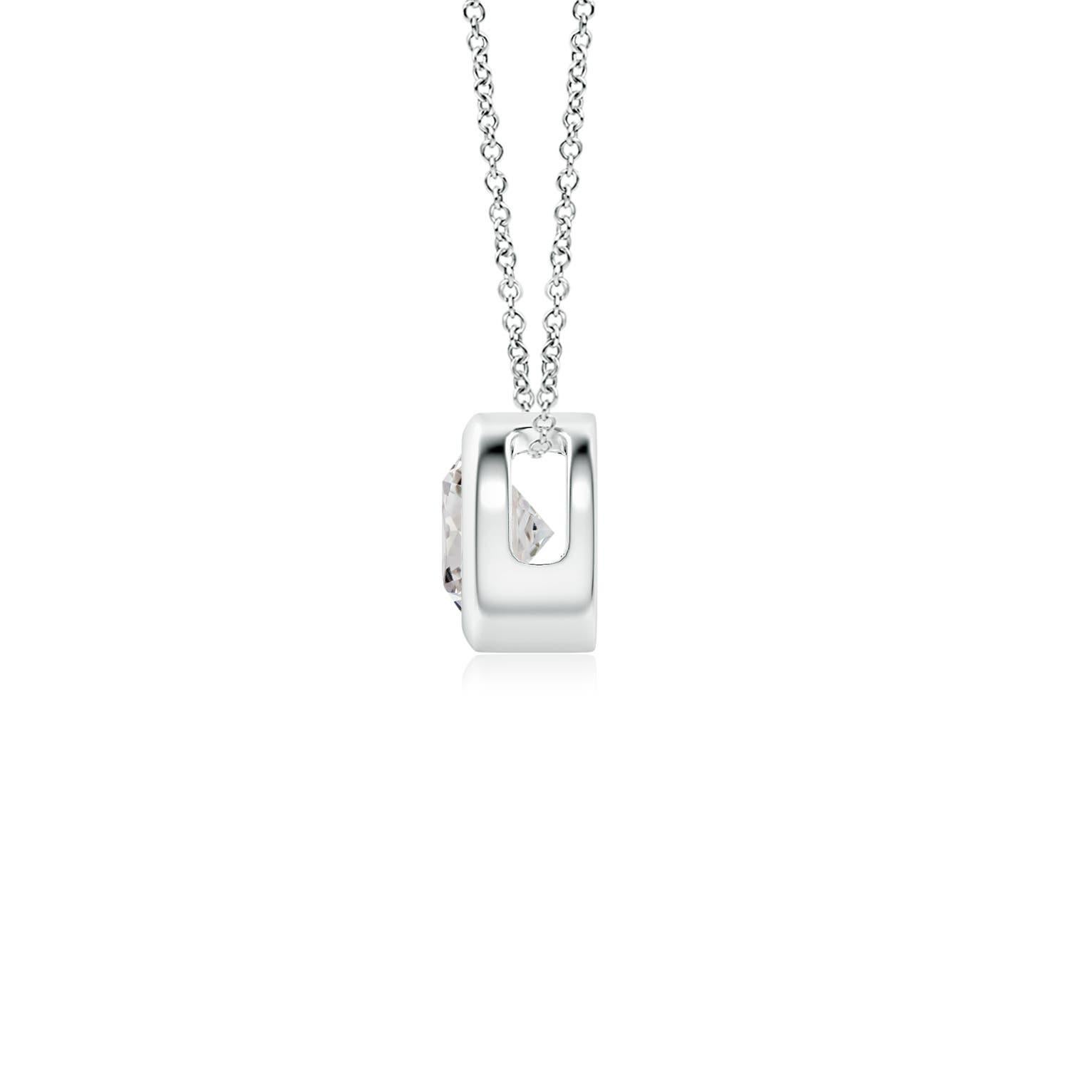 Le magnifique design de ce pendentif solitaire classique en diamant donne l'impression que la pierre centrale flotte sur la chaîne. Le diamant étincelant est fixé dans une monture à chaton. Whiting en or blanc 14k, ce pendentif en diamants ronds est
