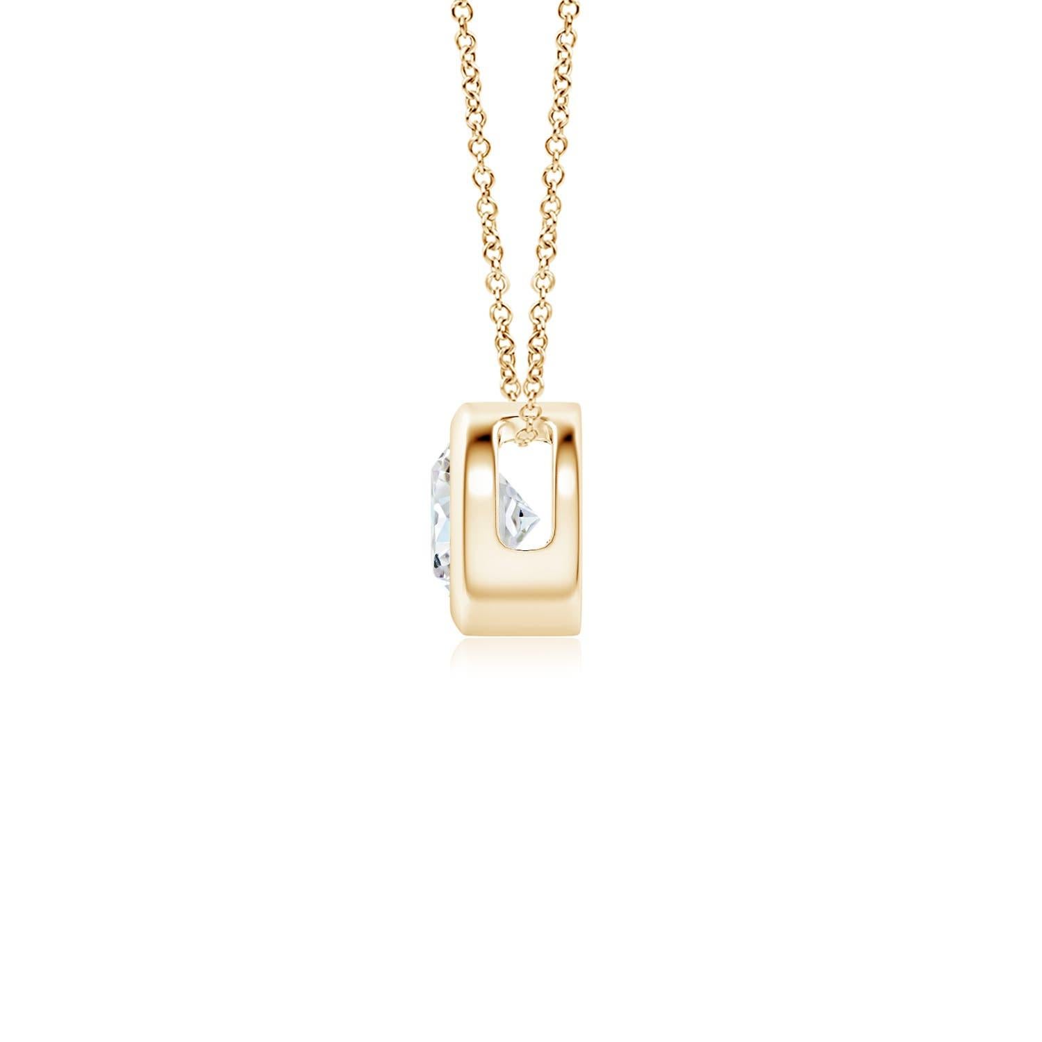 Le magnifique design de ce pendentif solitaire classique en diamant donne l'impression que la pierre centrale flotte sur la chaîne. Le diamant étincelant est fixé dans une monture à chaton. Fabriqué en or jaune 14k, ce pendentif en diamants ronds