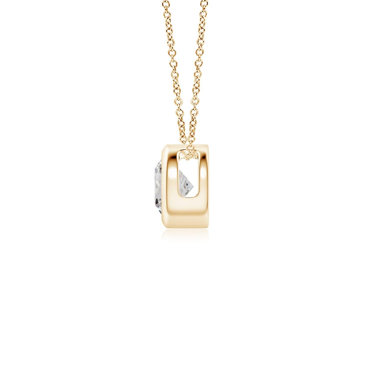 Le magnifique design de ce pendentif solitaire classique en diamant donne l'impression que la pierre centrale flotte sur la chaîne. Le diamant étincelant est fixé dans une monture à chaton. Fabriqué en or jaune 14k, ce pendentif en diamants ronds