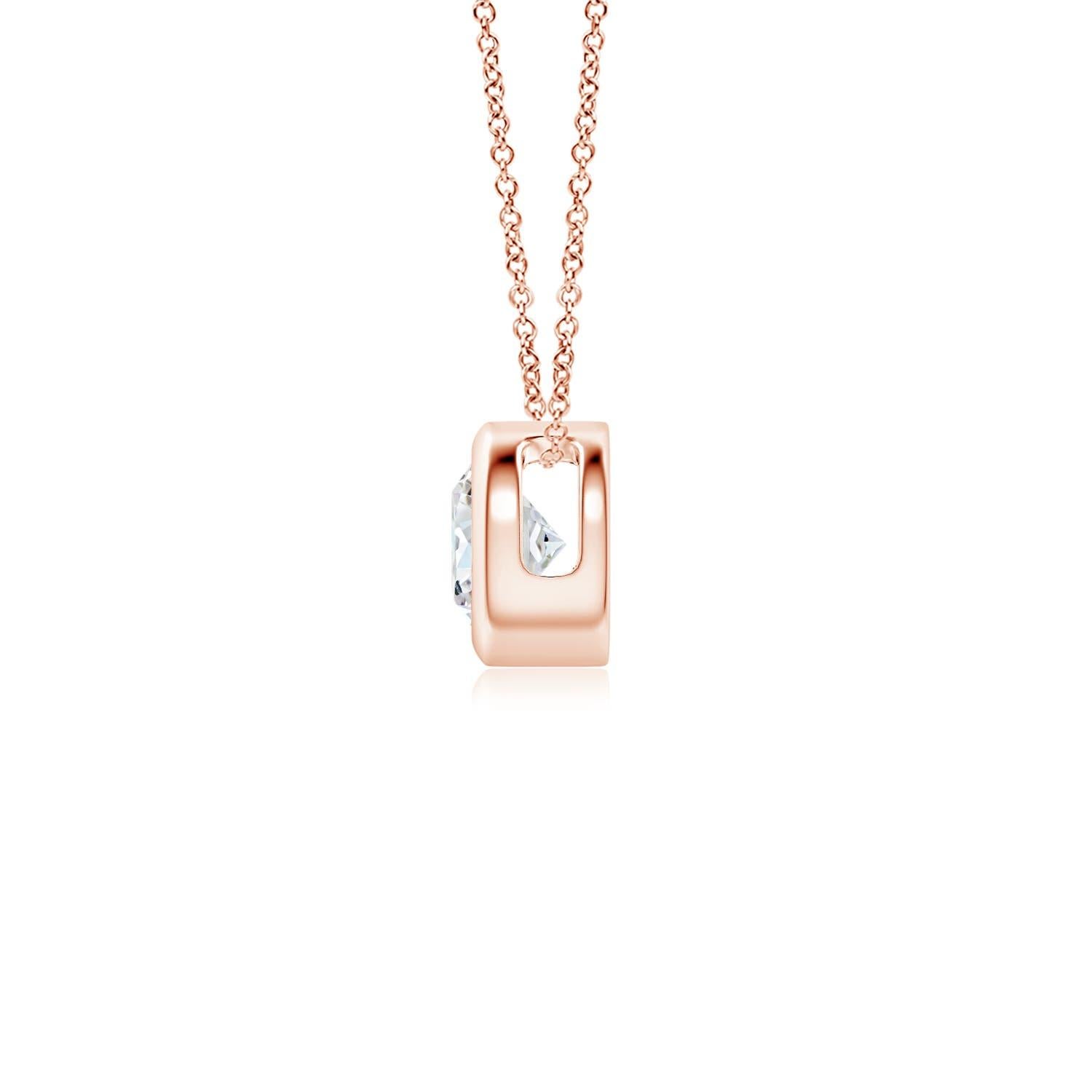 Le magnifique design de ce pendentif solitaire classique en diamant donne l'impression que la pierre centrale flotte sur la chaîne. Le diamant étincelant est fixé dans une monture à chaton. Fabriqué en or rose 18k, ce pendentif en diamants ronds