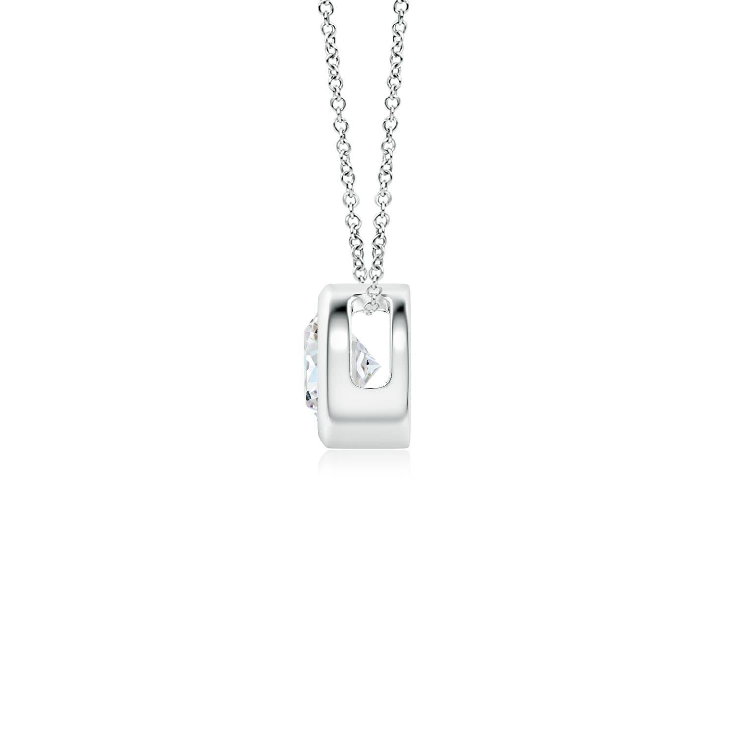 Le magnifique design de ce pendentif solitaire classique en diamant donne l'impression que la pierre centrale flotte sur la chaîne. Le diamant étincelant est fixé dans une monture à chaton. Whiting en or blanc 18k, ce pendentif en diamants ronds est