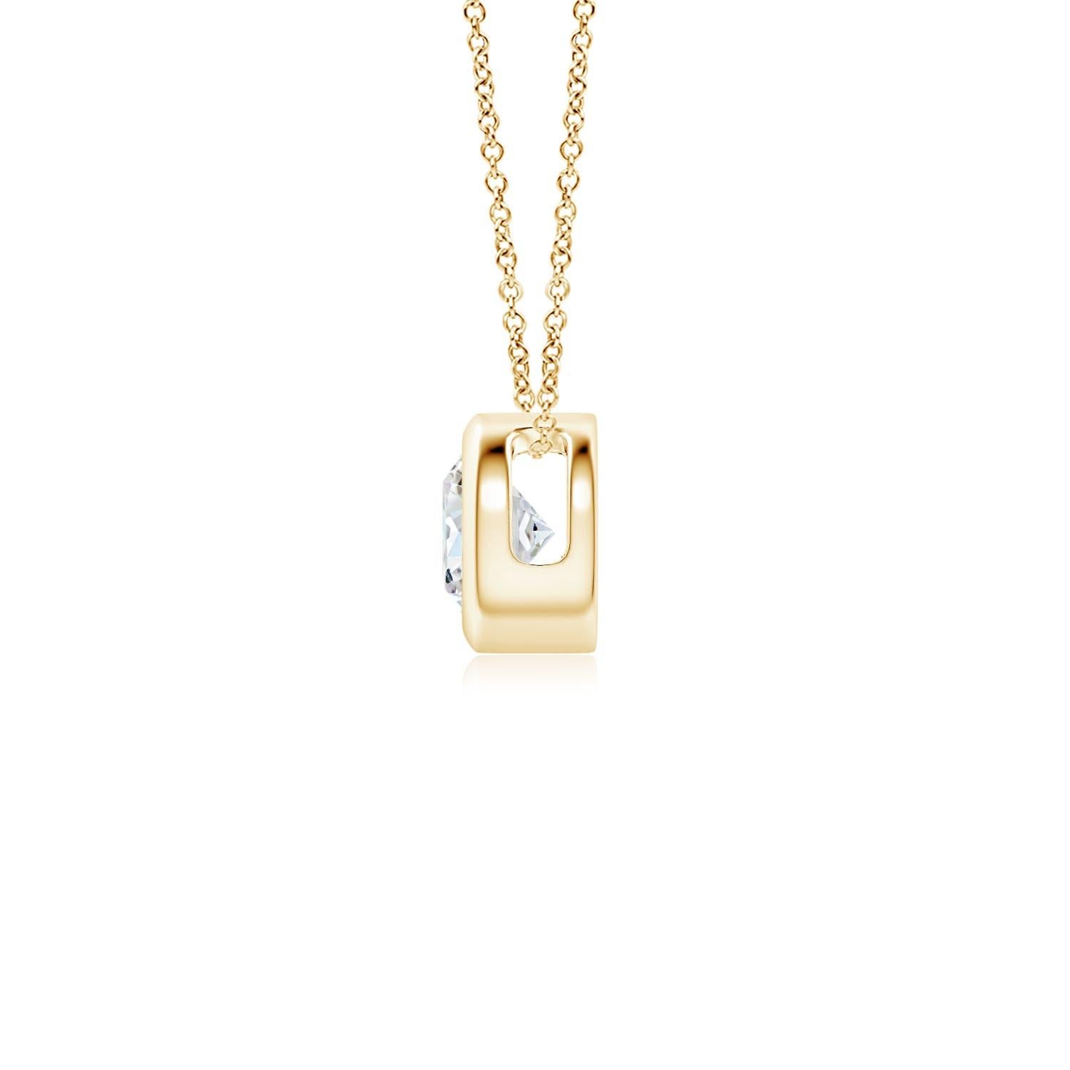 Lo splendido design di questo classico ciondolo con diamante solitario fa sembrare che la pietra centrale fluttui sulla catena. Il diamante scintillante è fissato in un castone. Realizzato in oro giallo 18 carati, questo ciondolo con diamante