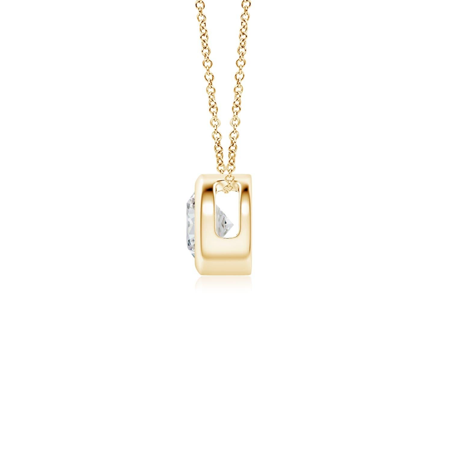 Le magnifique design de ce pendentif solitaire classique en diamant donne l'impression que la pierre centrale flotte sur la chaîne. Le diamant étincelant est fixé dans une monture à chaton. Fabriqué en or jaune 18k, ce pendentif en diamants ronds