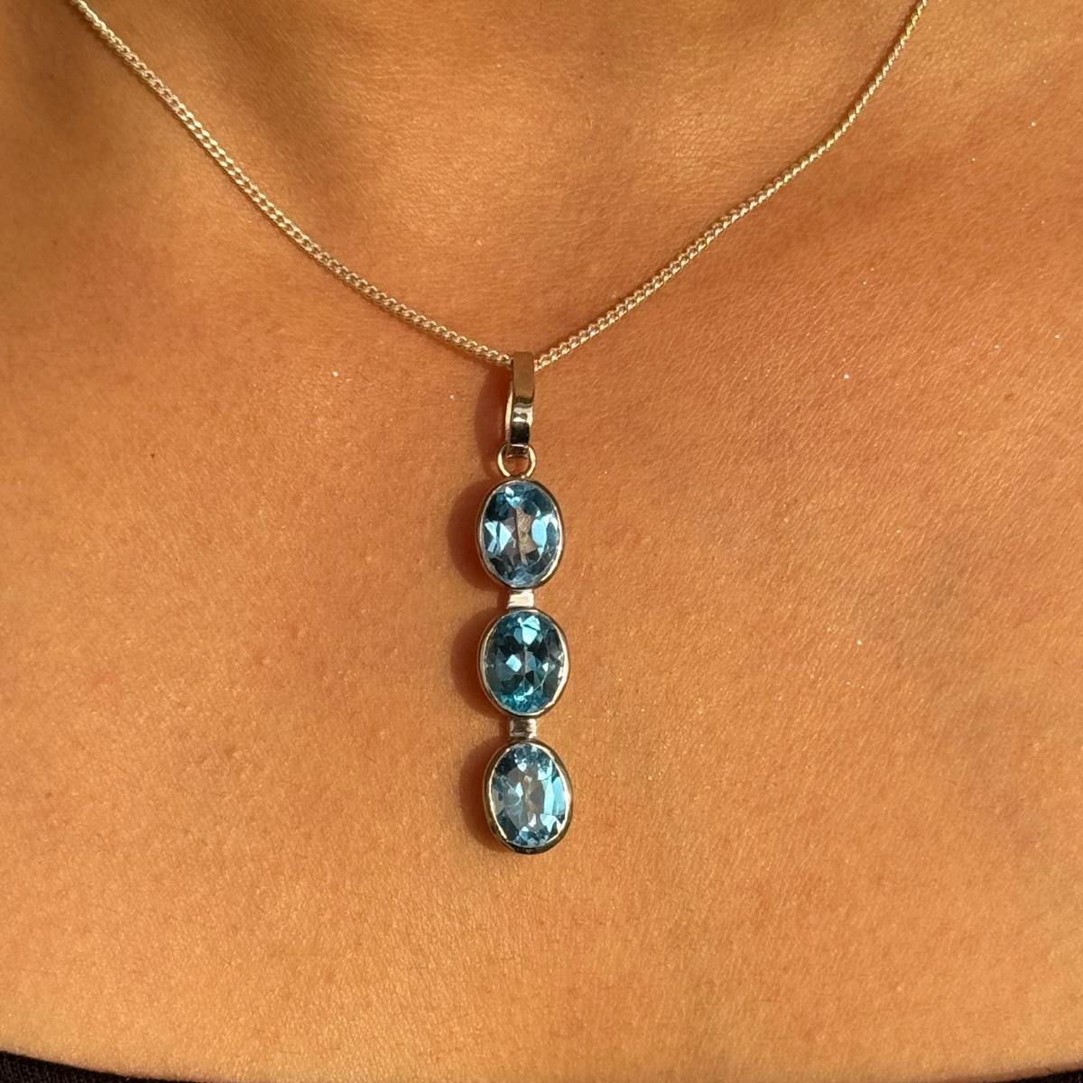 Lünette Set 7,49 CTW Blue Topaz Triple Linear Silber Anhänger Luxus Schmuck Geschenk (Ovalschliff) im Angebot