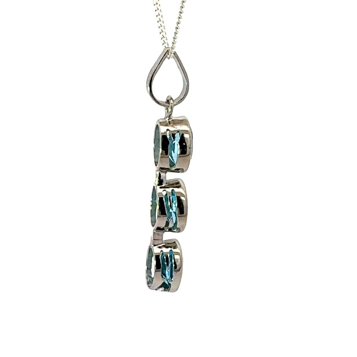 Colgante lineal triple de plata con bisel de 7,49 CTW de topacio azul Regalo de joyería de lujo Art Nouveau en venta