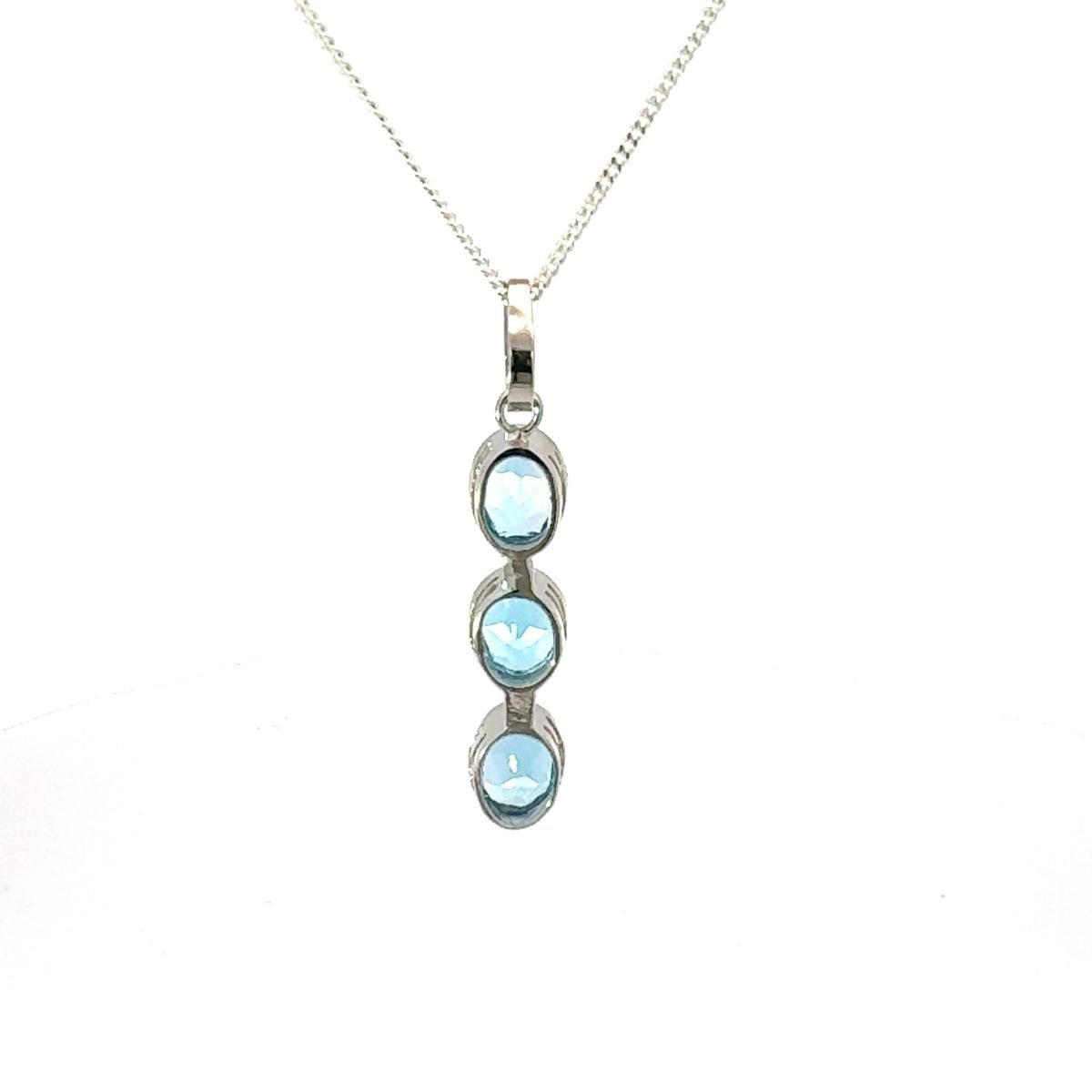 Colgante lineal triple de plata con bisel de 7,49 CTW de topacio azul Regalo de joyería de lujo en Nuevo estado para la venta en New York, NY