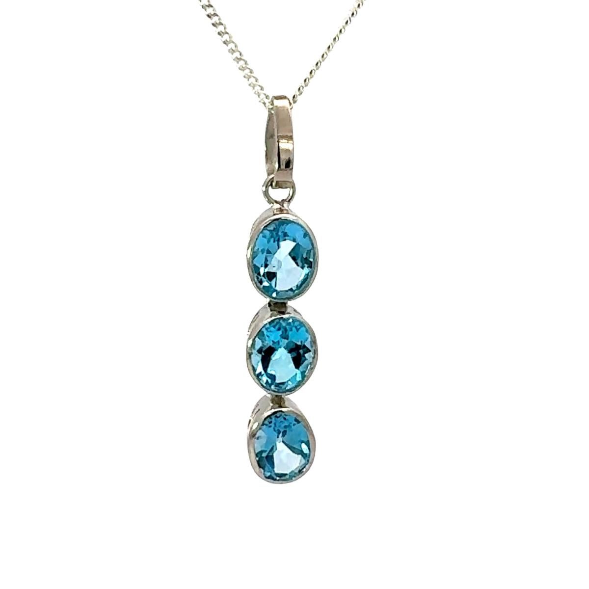 De las mujeres Colgante lineal triple de plata con bisel de 7,49 CTW de topacio azul Regalo de joyería de lujo en venta