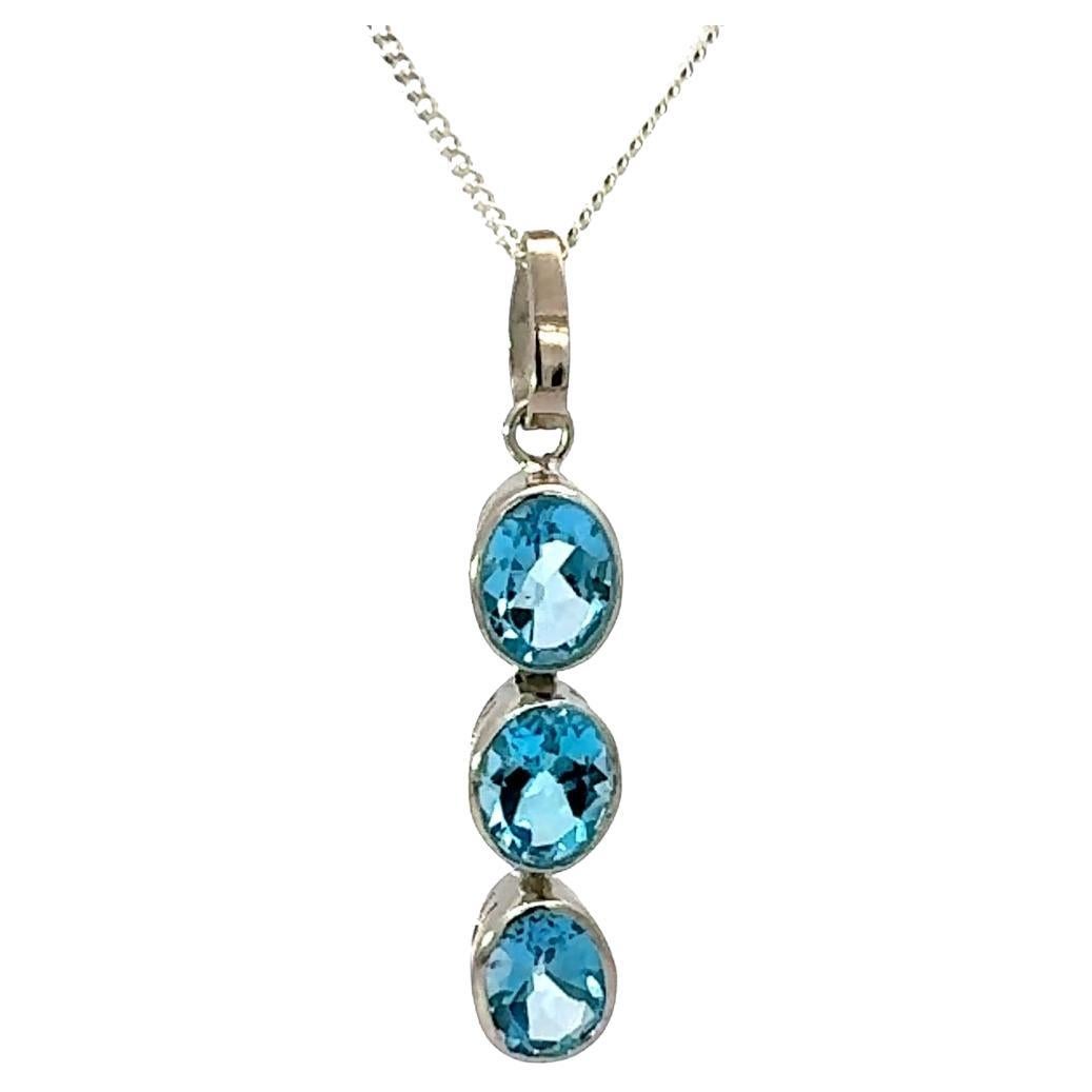 Colgante lineal triple de plata con bisel de 7,49 CTW de topacio azul Regalo de joyería de lujo en venta