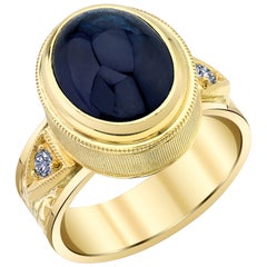 Bague jonc en or jaune avec saphir bleu cabochon de 9,06 carats et diamants