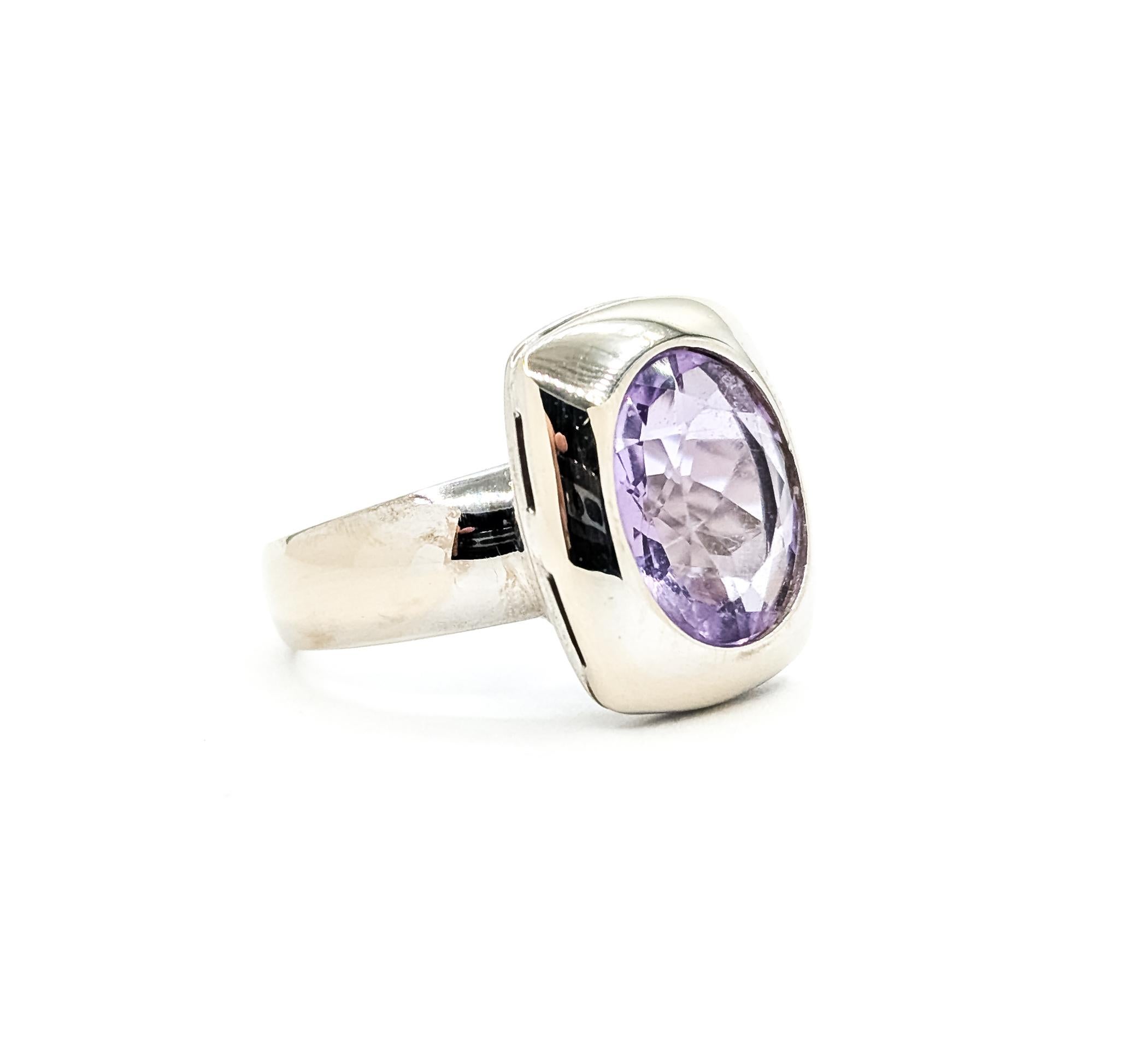 Cette bague en or blanc 18 carats est ornée d'une améthyste violette légère sertie d'un chaton et présente un design moderne. L'améthyste pèse 5.0ct.

La bague est actuellement de taille 7. La bague mesure environ 0,6 par 0,5 pouces et pèse 8,05