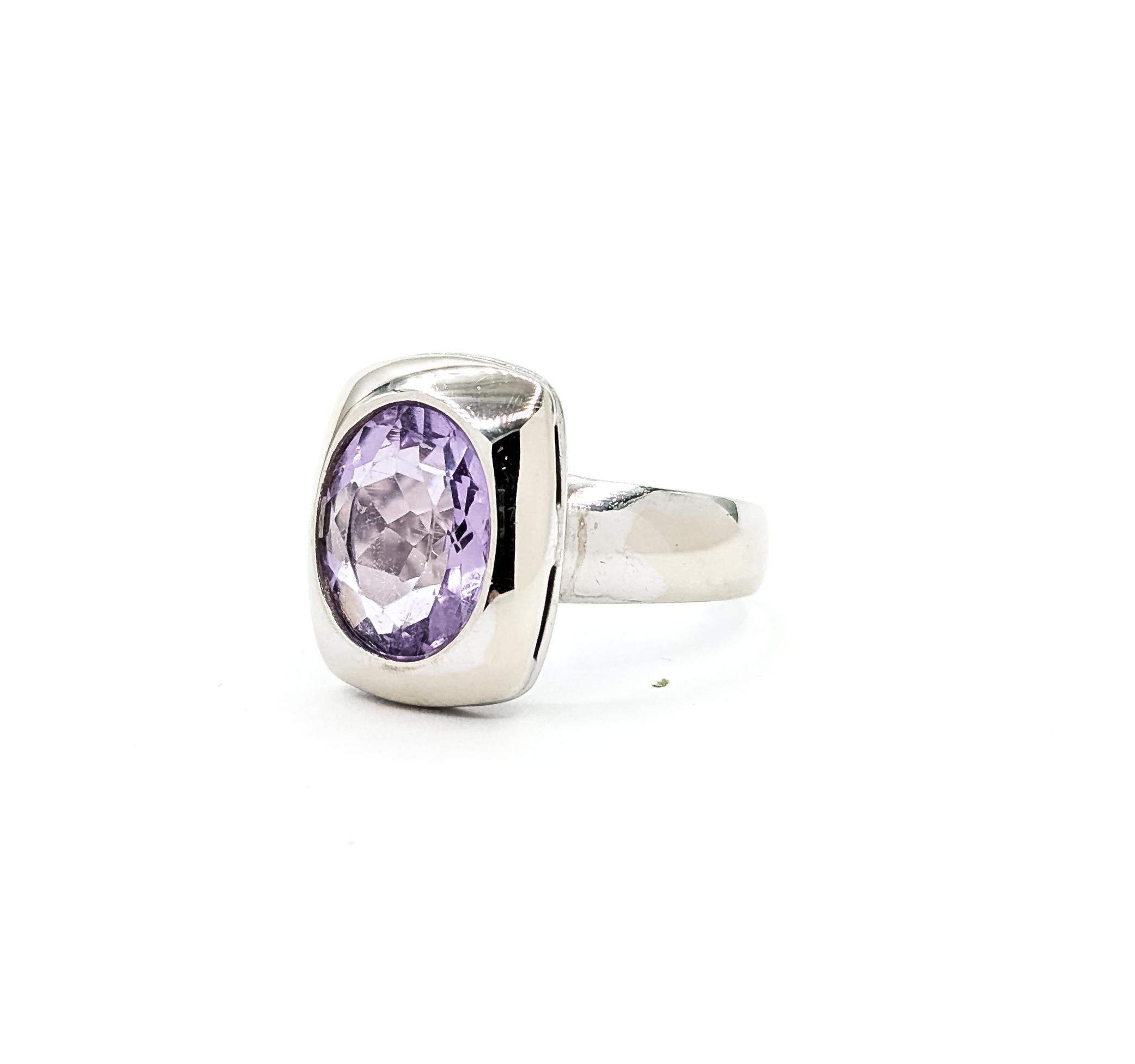 Contemporain Bague moderne en or blanc 18k sertie d'une améthyste en vente