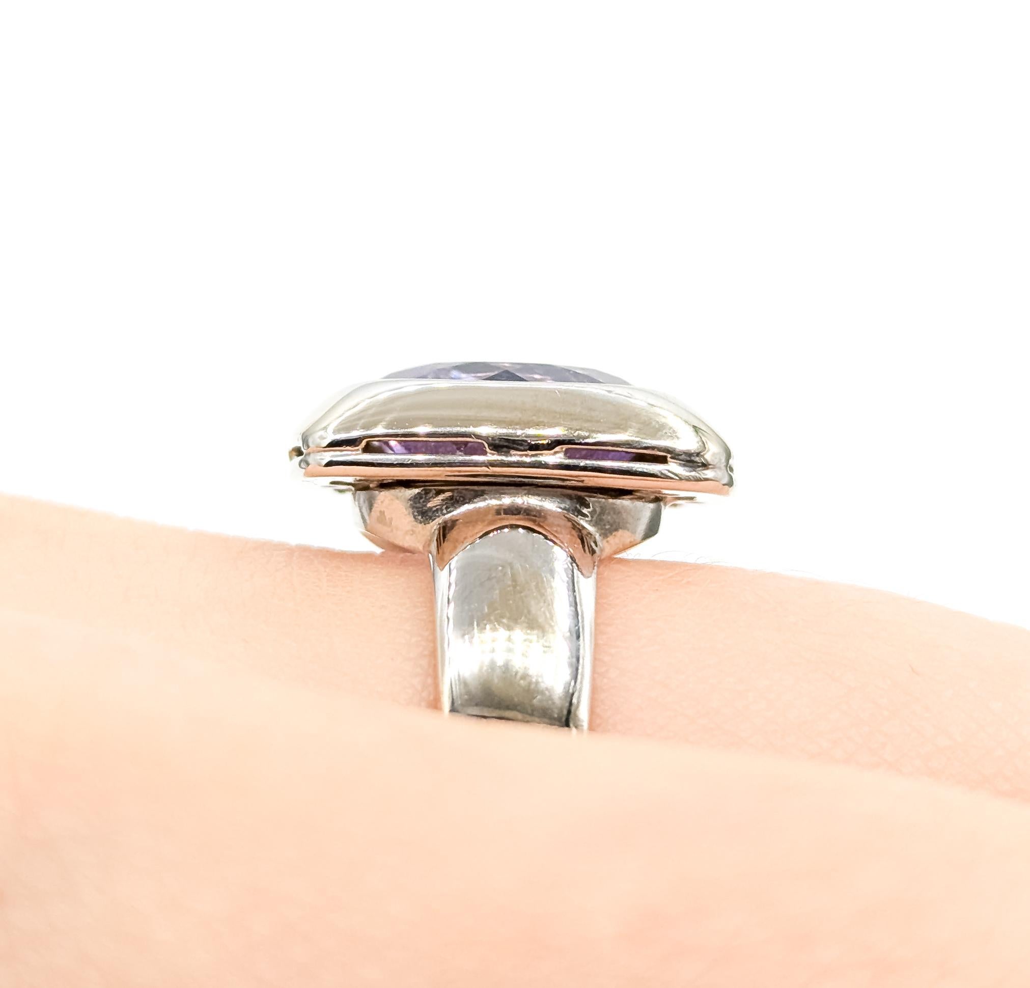 Taille ovale Bague moderne en or blanc 18k sertie d'une améthyste en vente