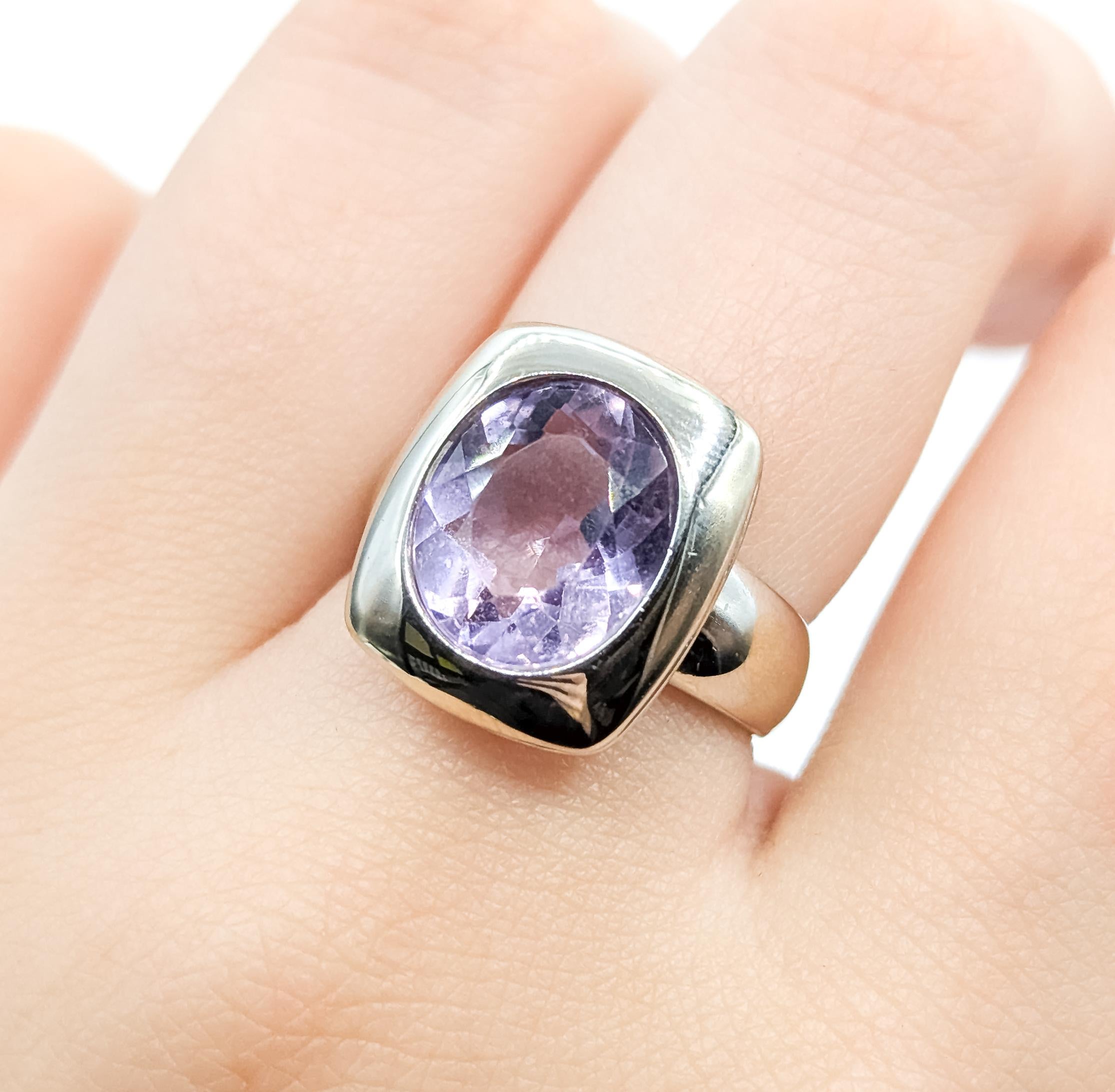 Bague moderne en or blanc 18k sertie d'une améthyste Excellent état - En vente à Bloomington, MN