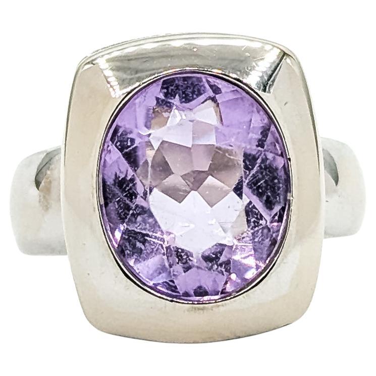 Moderner Ring mit Amethyst in Lünettenfassung aus 18k Weißgold