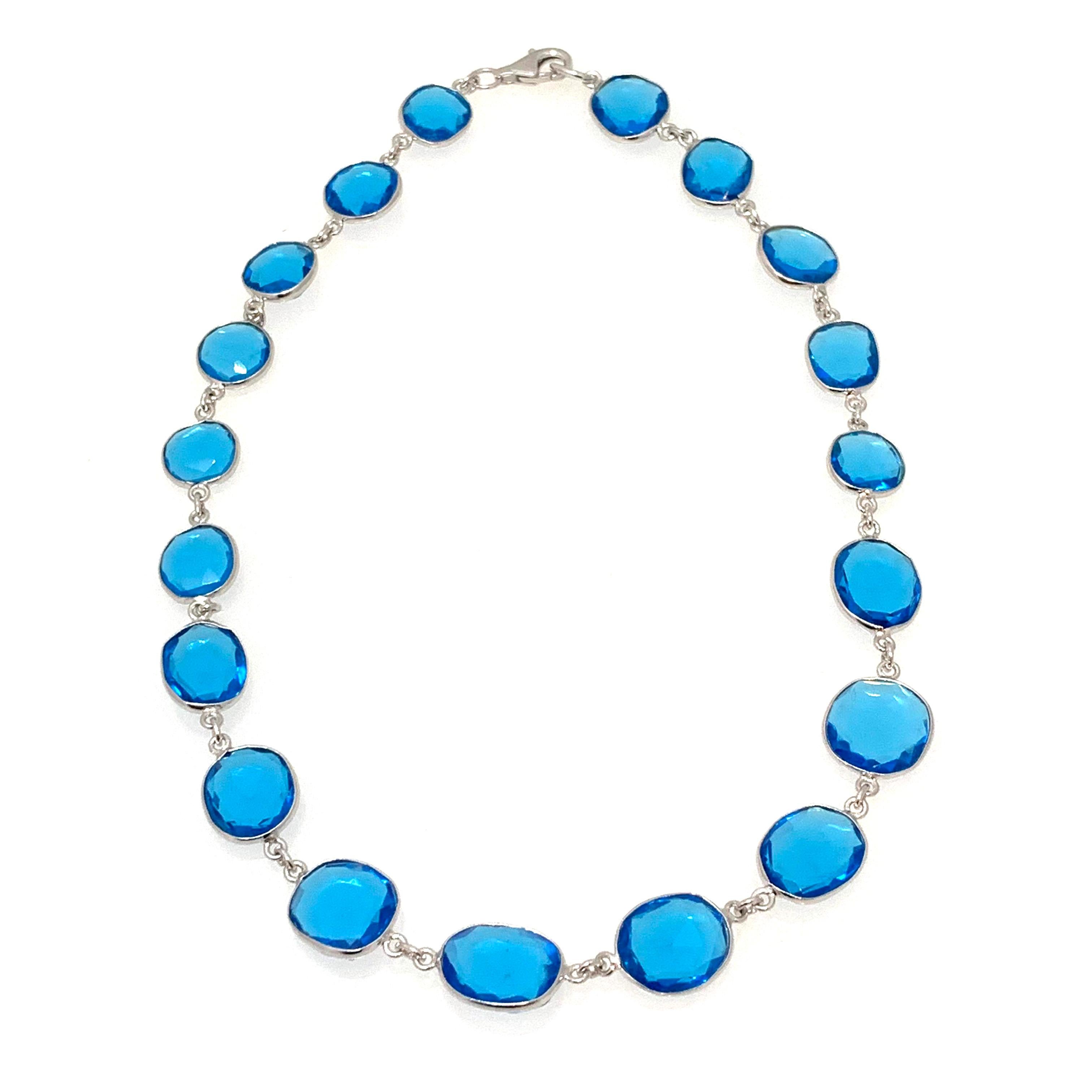 Sehen Sie sich diese atemberaubende Schweizer Blauquarz-Sterlingsilber-Halskette an!

Diese elegante Halskette besteht aus 19 Stück Schweizer Blauhydroquarz mit Rosenschliff in einzigartiger Form. Jedes Stück misst 12-13 mm (1/2