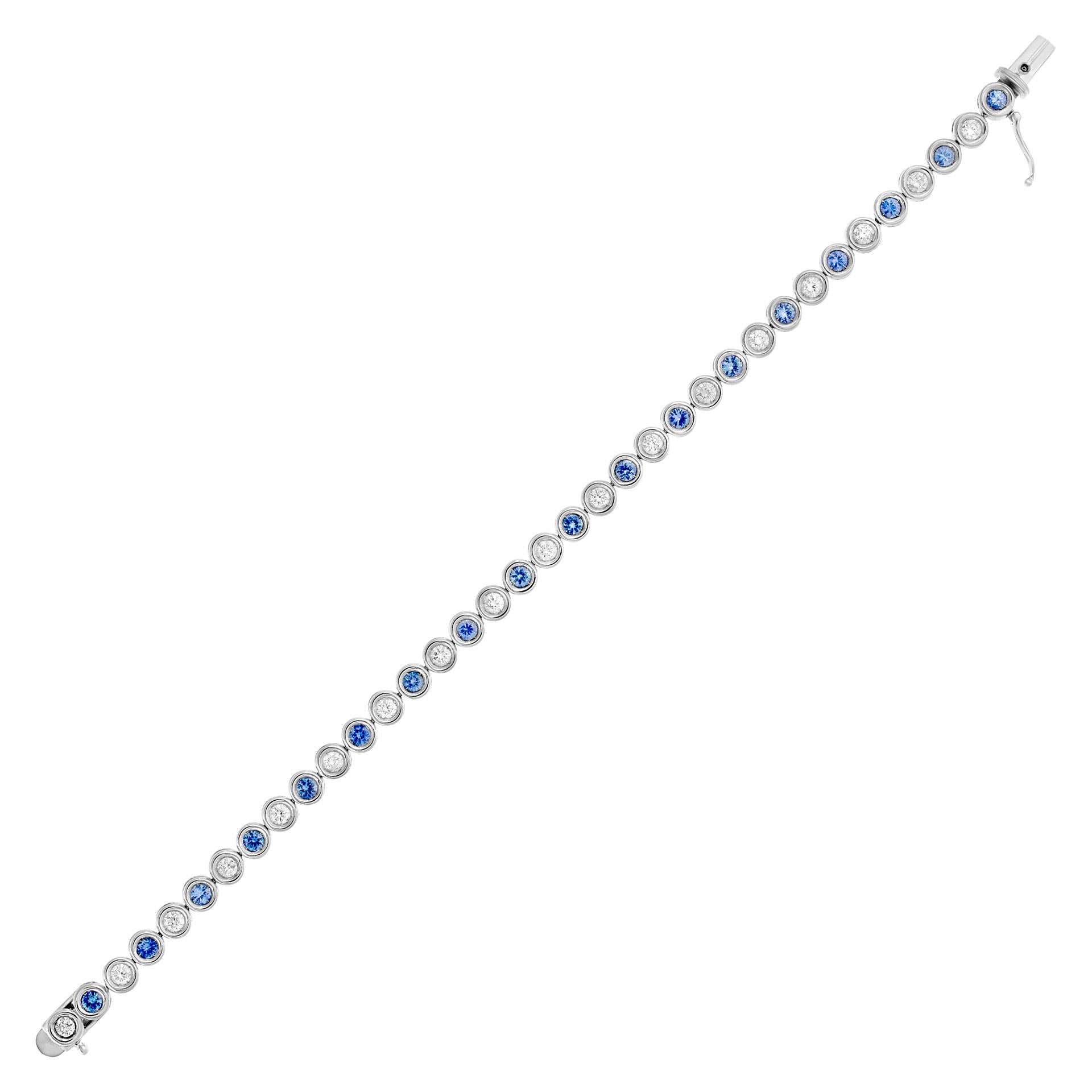 Bracciale con linea di diamanti e zaffiri blu incastonati in oro bianco 18 ct. In condizioni ottime in vendita a Surfside, FL