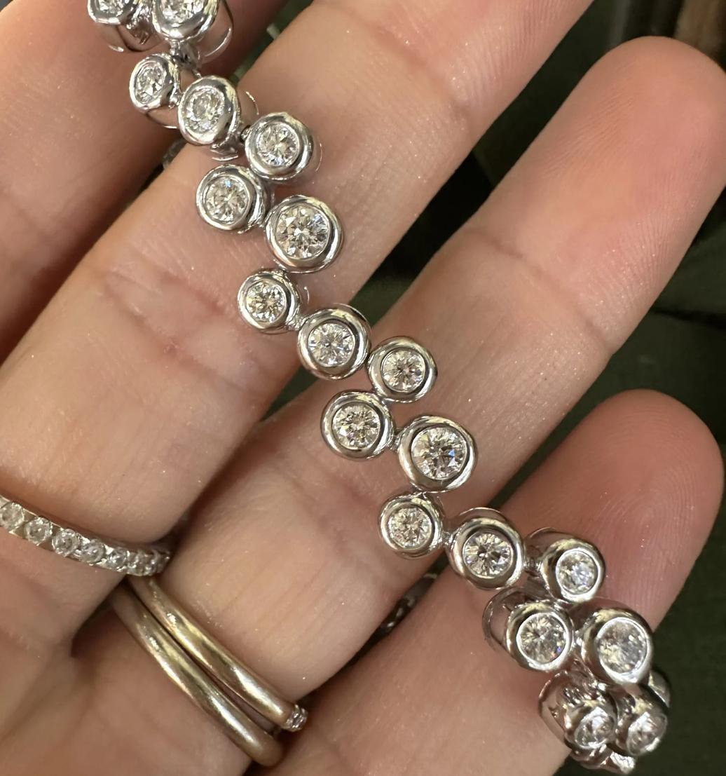 Bezel Set Bubble Diamond Bracelet in 14kt White Gold In Excellent Condition In Miami, FL