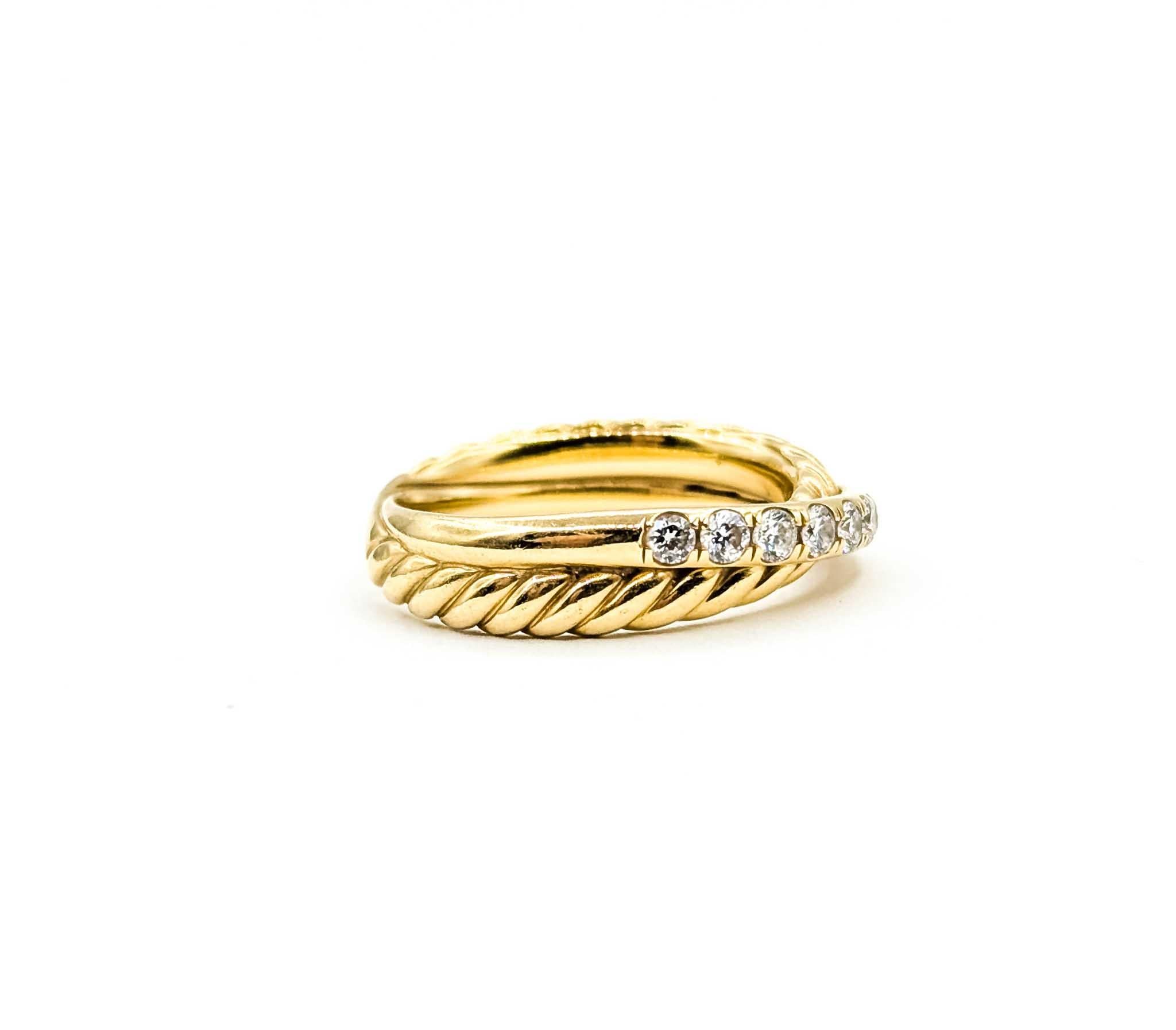 Cette bague en or jaune 18 carats est sertie d'un diamant, avec un design david yurman & crossover 2-. Les diamants ronds totalisent 0.25ctw, incolores avec une clarté VS.

La bague est actuellement de taille 5 et pèse 5,2 grammes. Cette bague peut