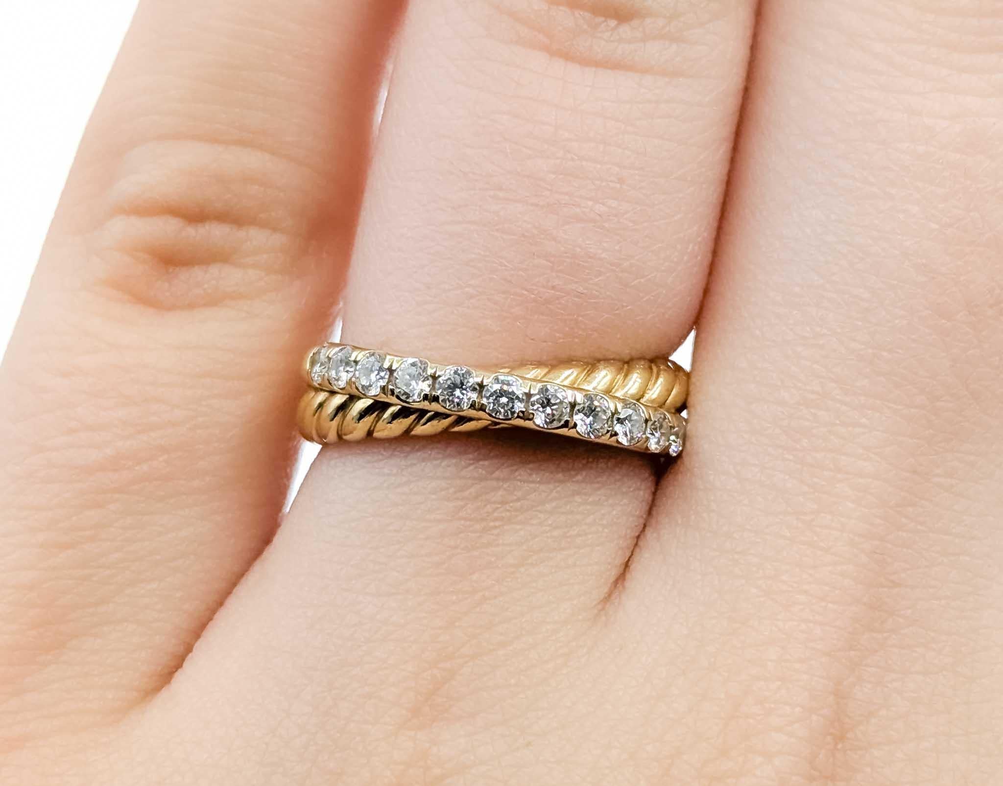 Bague David Yurman en or jaune 18 carats à deux anneaux de diamants, sertie d'un chaton. Pour femmes en vente