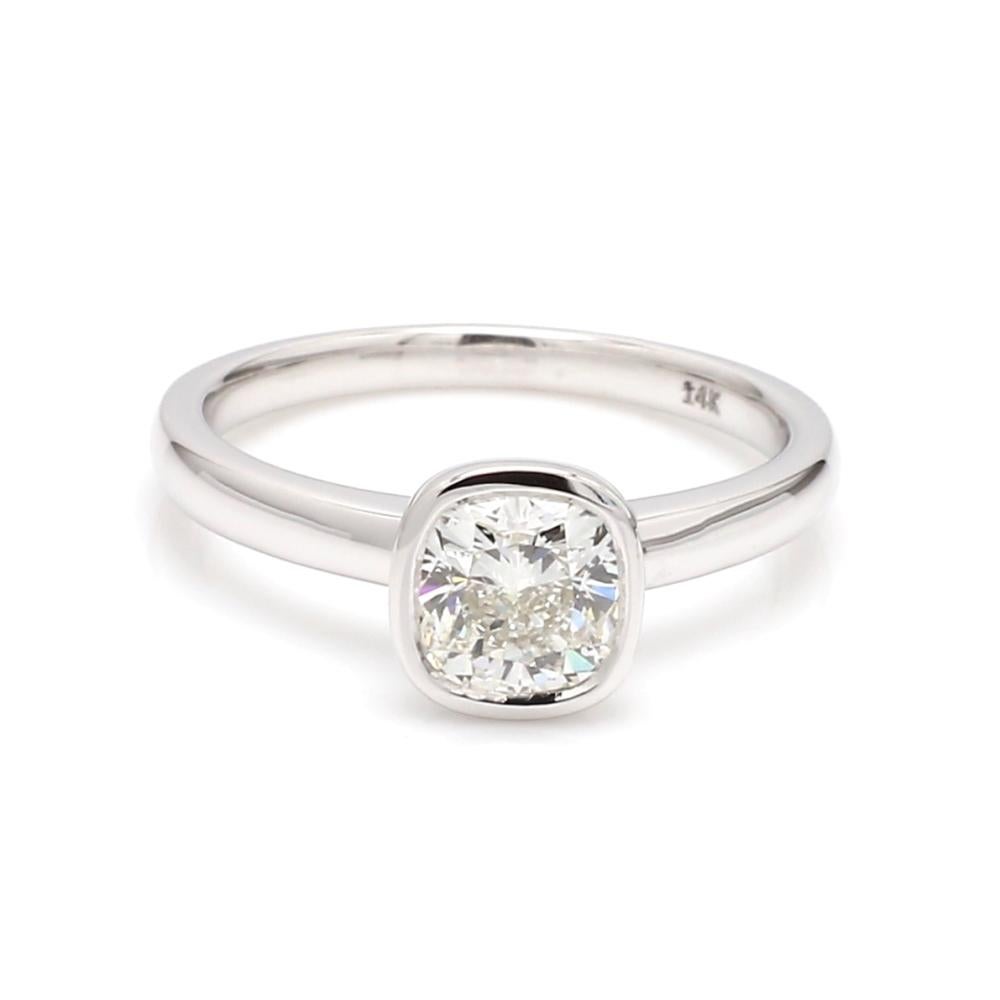 Taille coussin Bague à diamant coussin sertie d'un chaton en vente