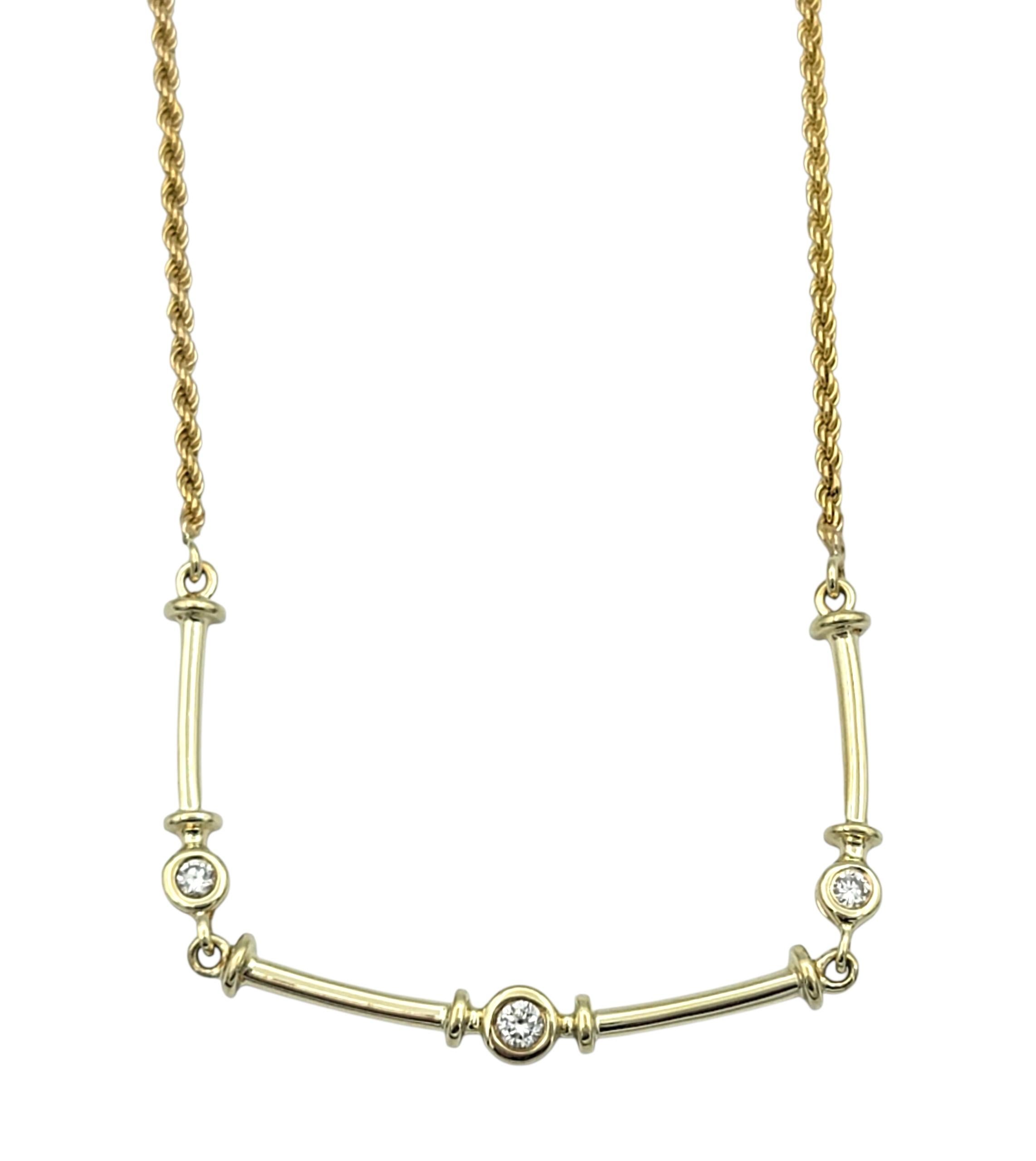 Cet élégant collier présente une délicate série de maillons en or poli, rehaussés de diamants ronds sertis en chaton. Les diamants sont répartis uniformément sur la face avant, ce qui confère à la pièce un équilibre raffiné entre l'éclat et la