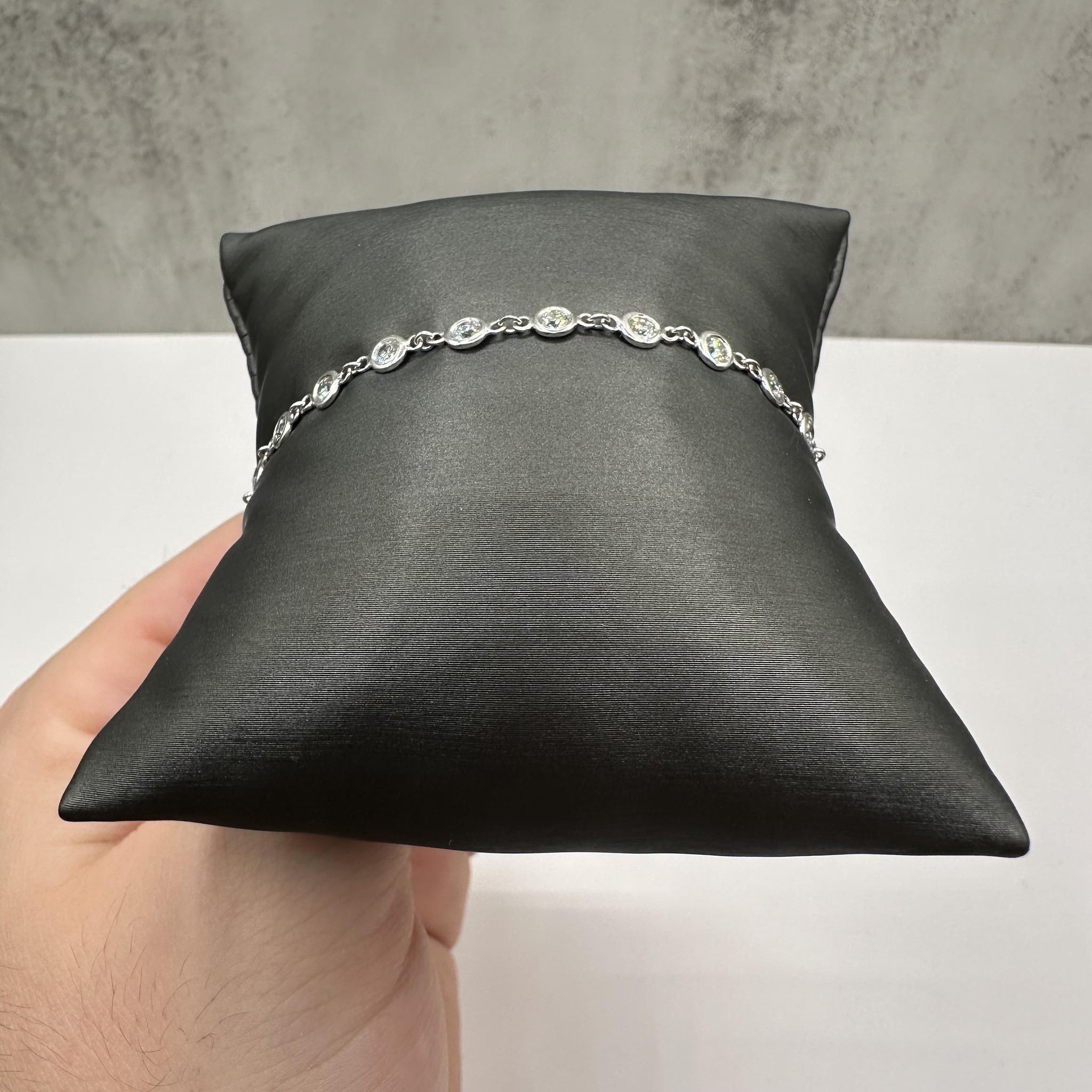 Cet exquis bracelet serti de diamants présente un poids total de diamants de 1,72 carats, mettant en valeur des diamants ronds GH SI naturels sertis dans un luxueux or blanc 14kt. Le bracelet mesure 7,5 pouces de long, avec une largeur de 4,2 mm, et