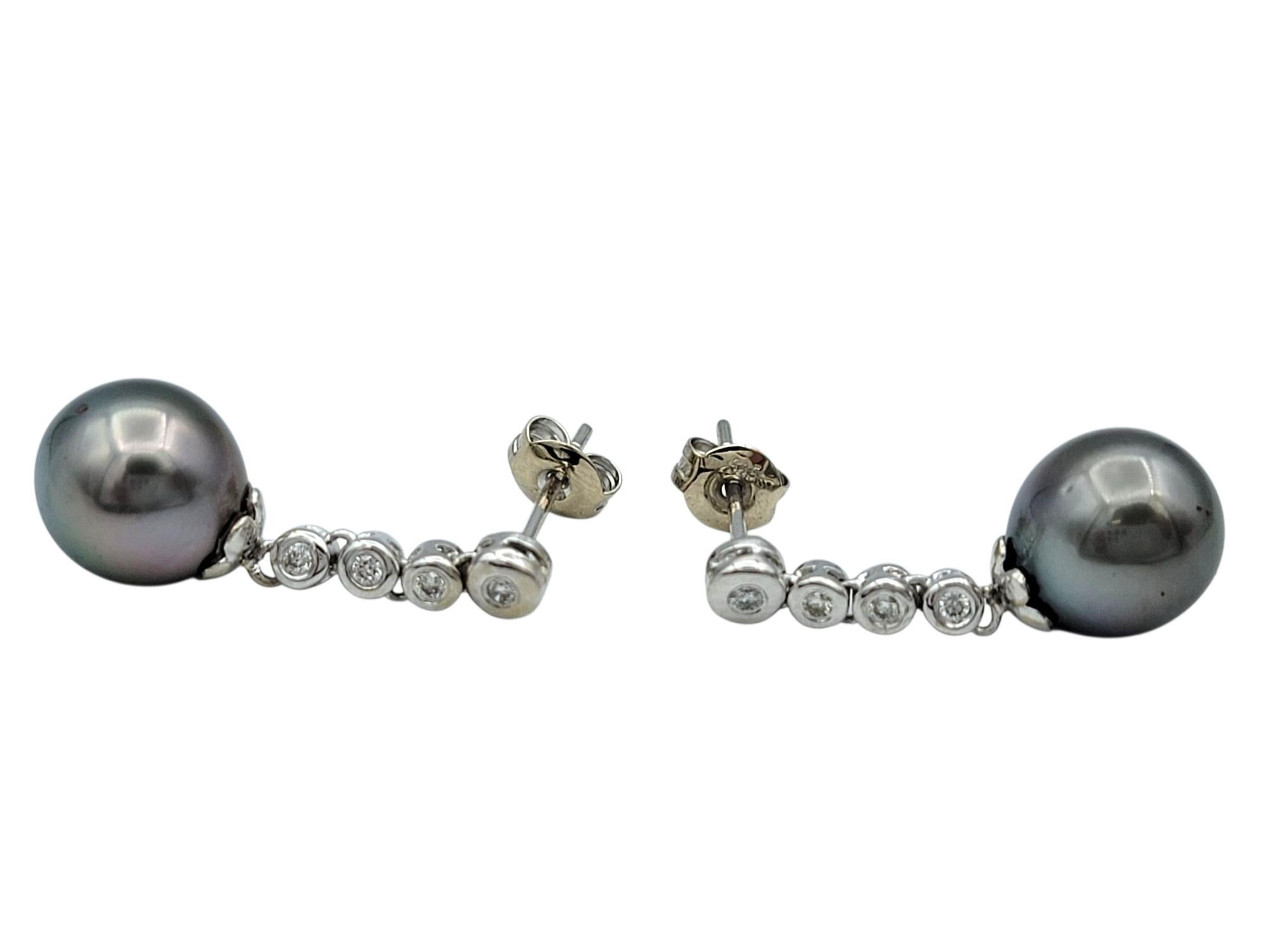 Contemporaneo Bezel Set Diamond Drop Earrings with Black Pearls in 14 Karat White Gold in vendita