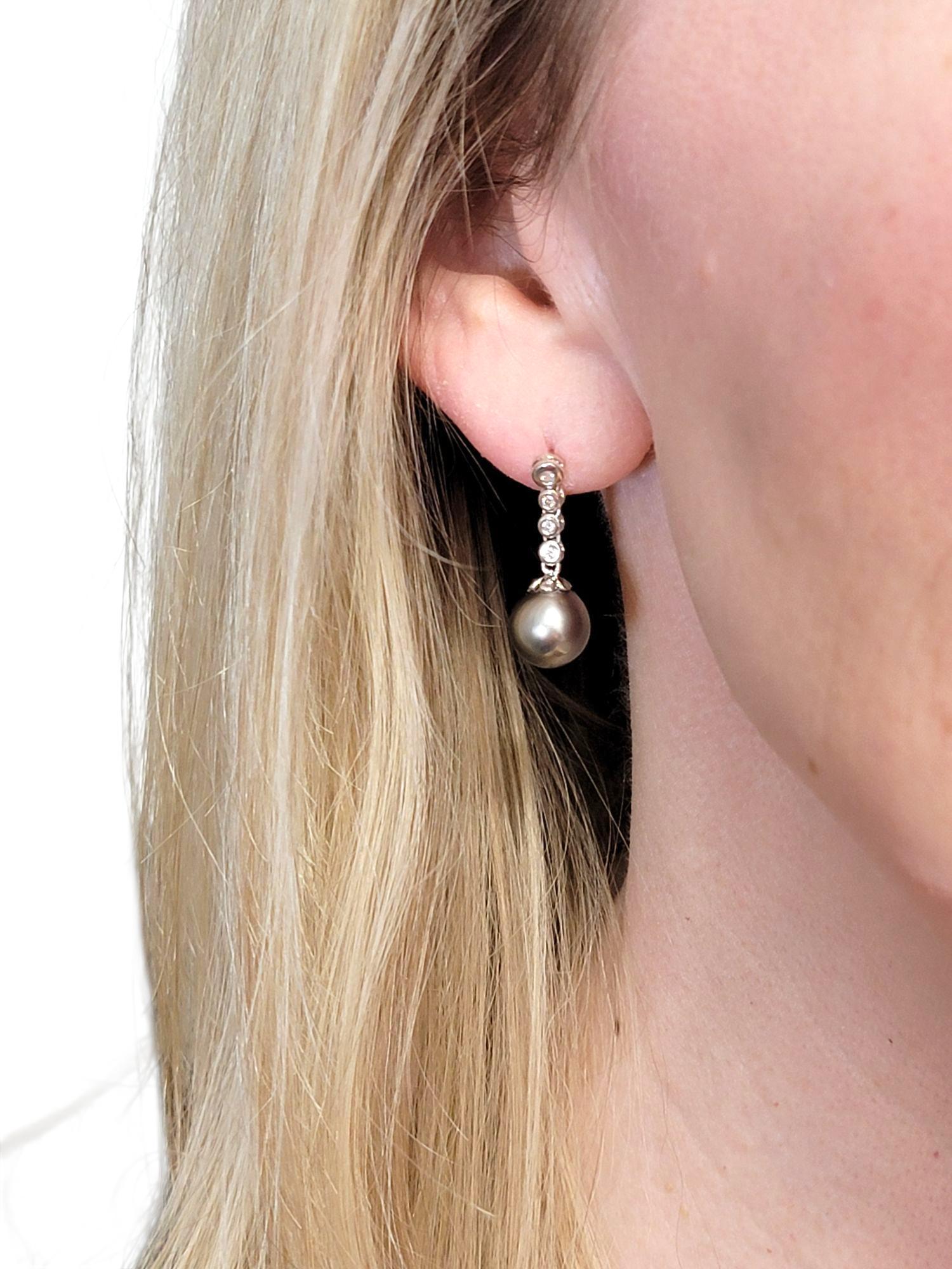 Bezel Set Diamond Drop Earrings with Black Pearls in 14 Karat White Gold in vendita 1