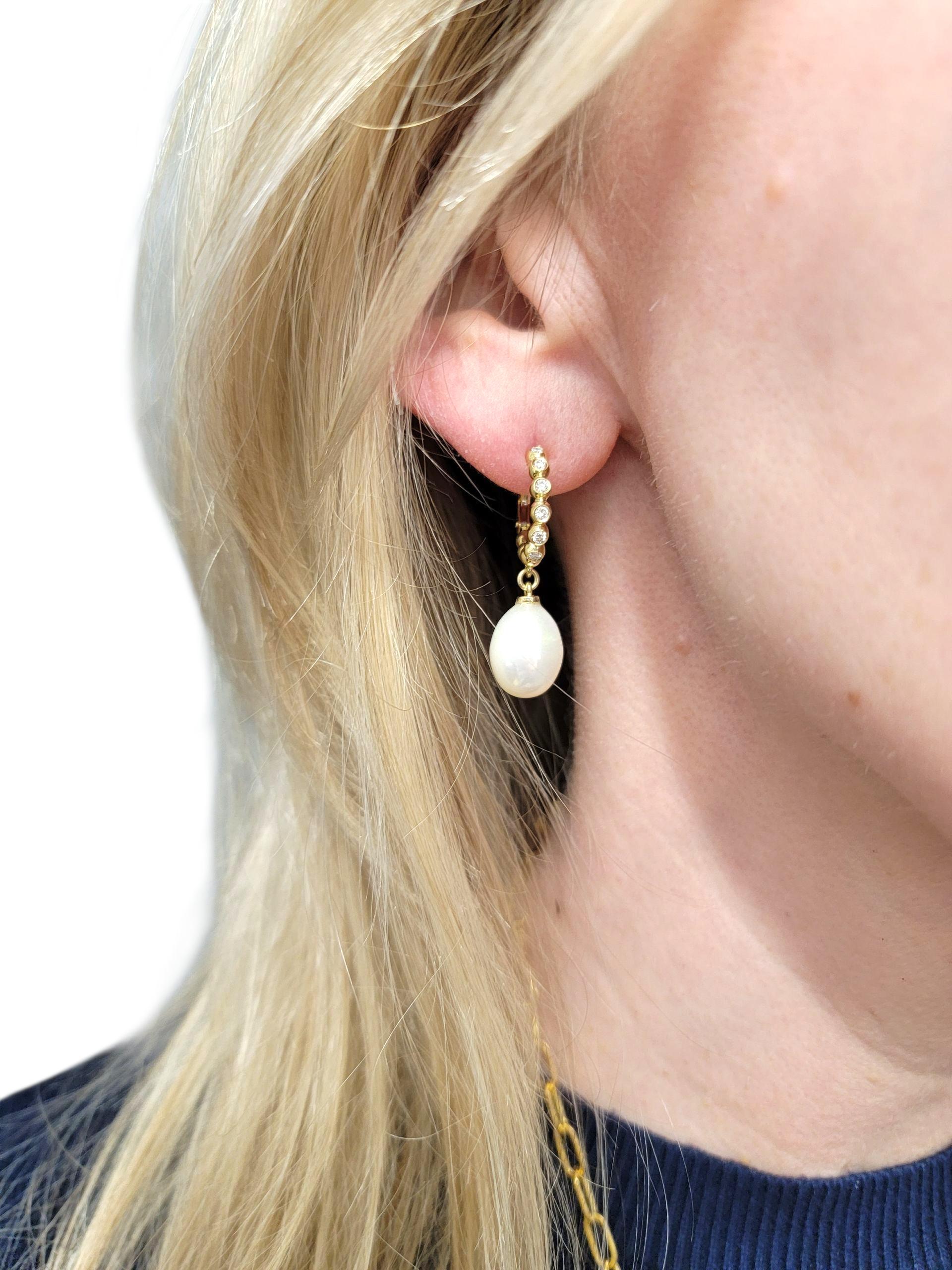 Boucles d'oreilles pendantes en or jaune 18 carats serties de diamants et de perles d'eau douce en vente 4