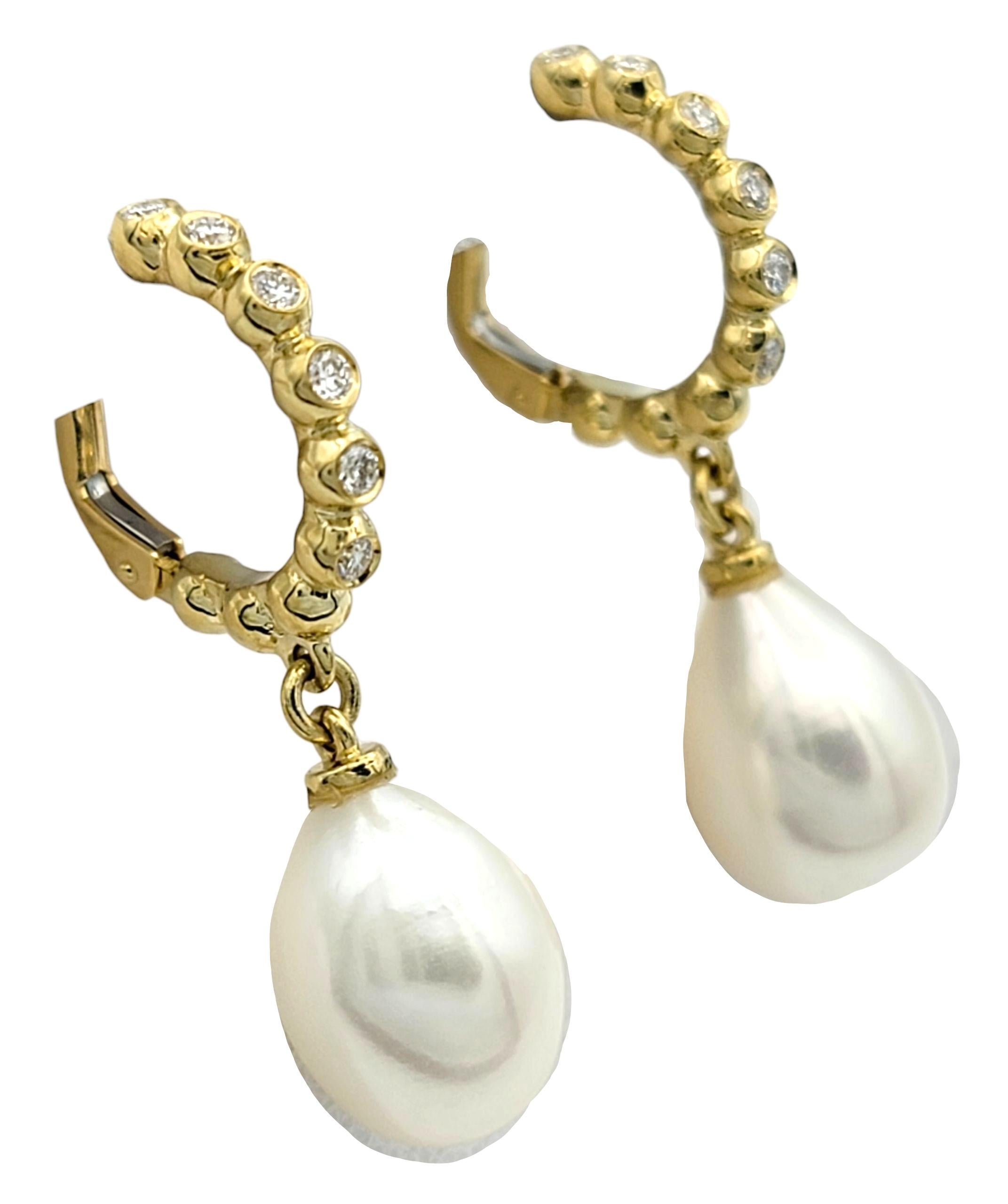 Contemporain Boucles d'oreilles pendantes en or jaune 18 carats serties de diamants et de perles d'eau douce en vente