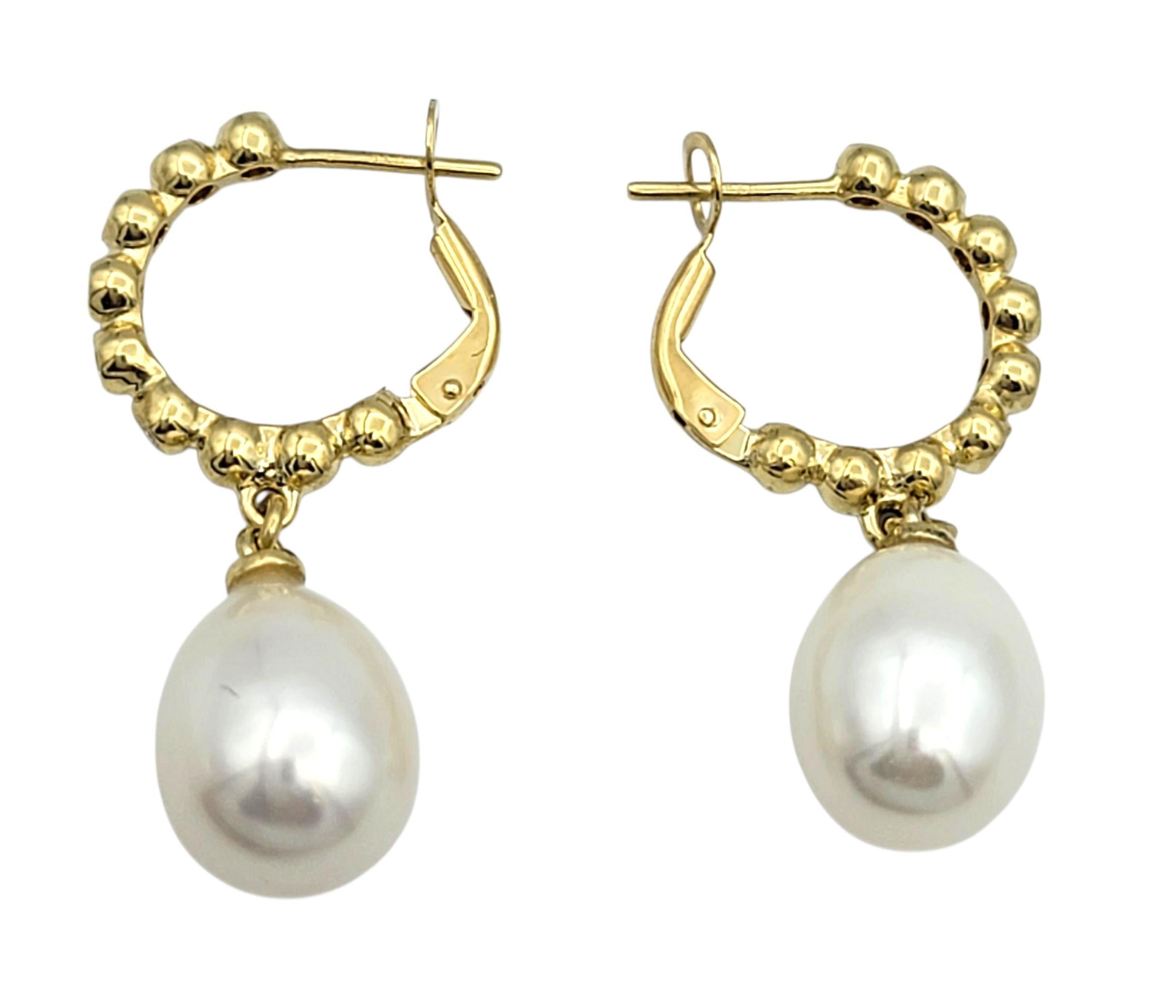 Taille ronde Boucles d'oreilles pendantes en or jaune 18 carats serties de diamants et de perles d'eau douce en vente