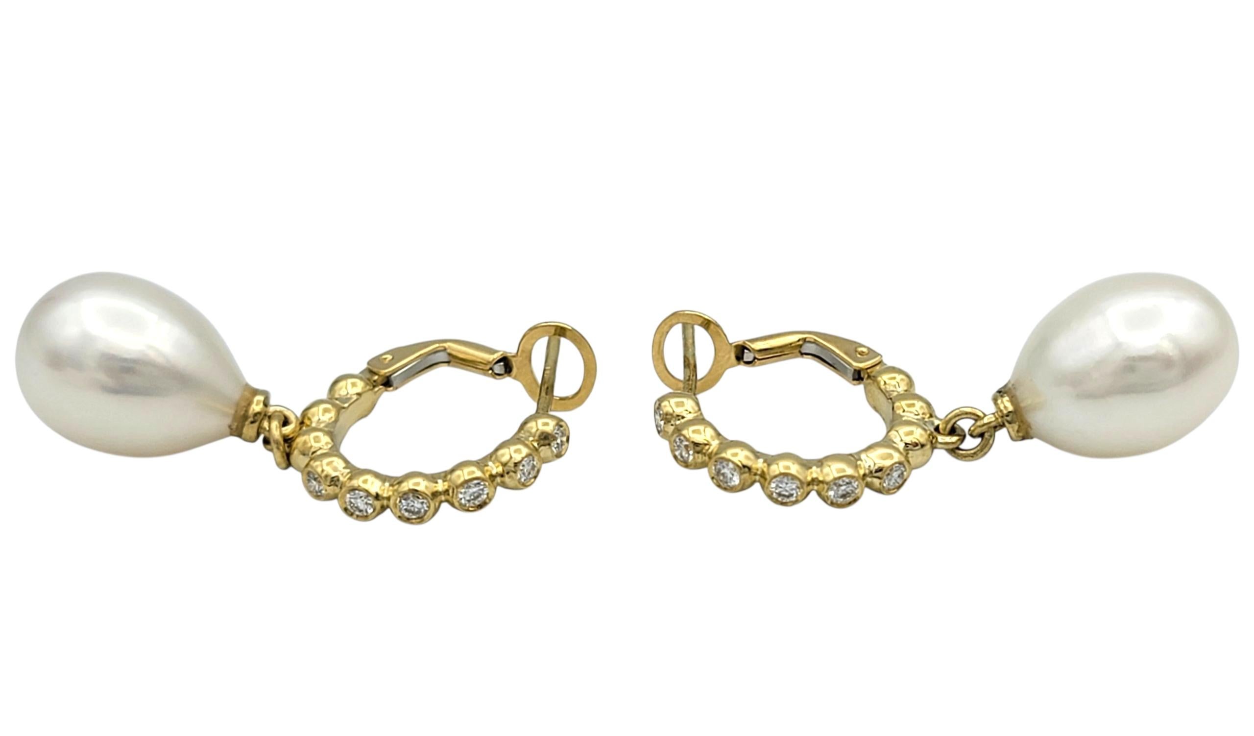 Boucles d'oreilles pendantes en or jaune 18 carats serties de diamants et de perles d'eau douce Bon état - En vente à Scottsdale, AZ