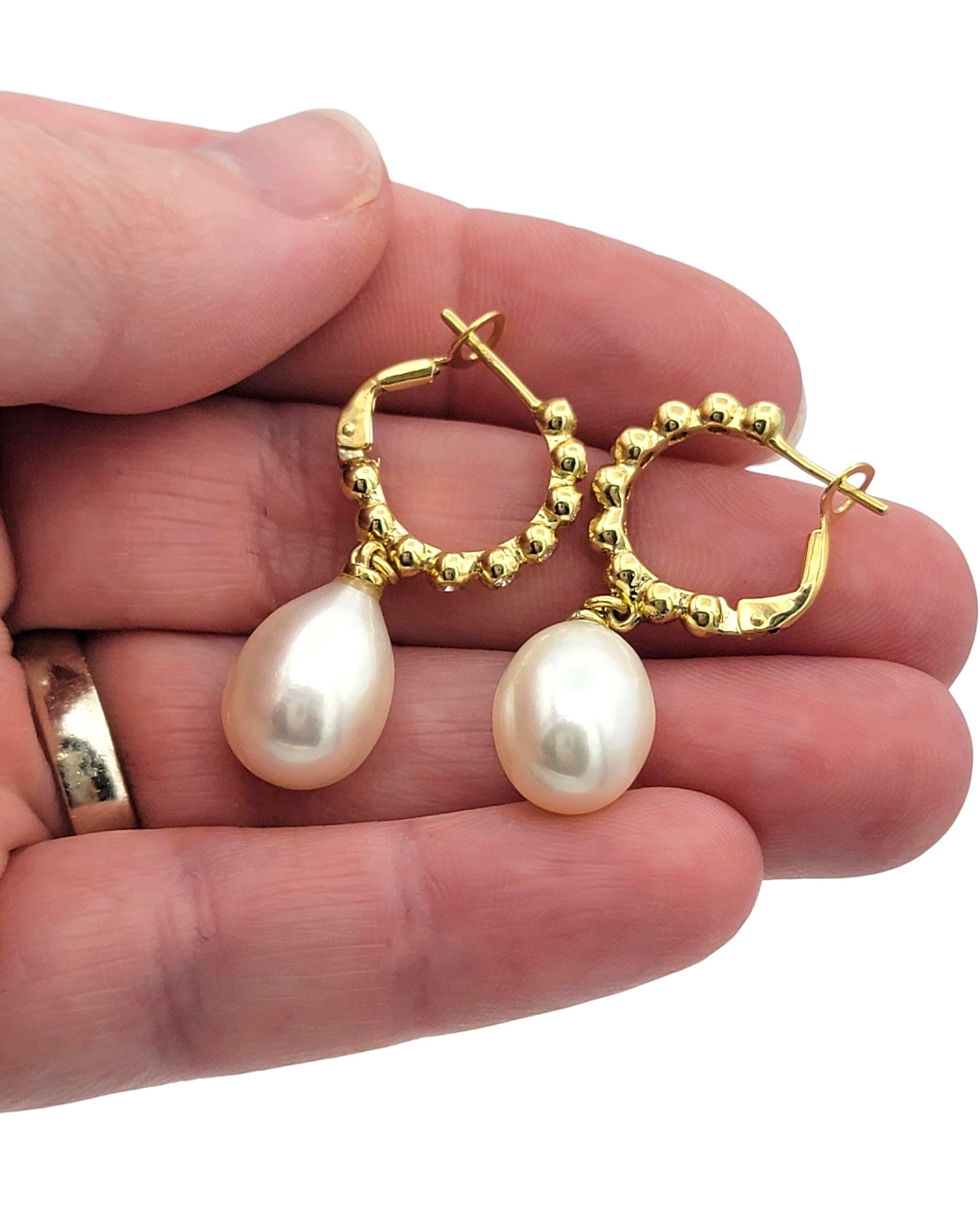 Boucles d'oreilles pendantes en or jaune 18 carats serties de diamants et de perles d'eau douce en vente 2
