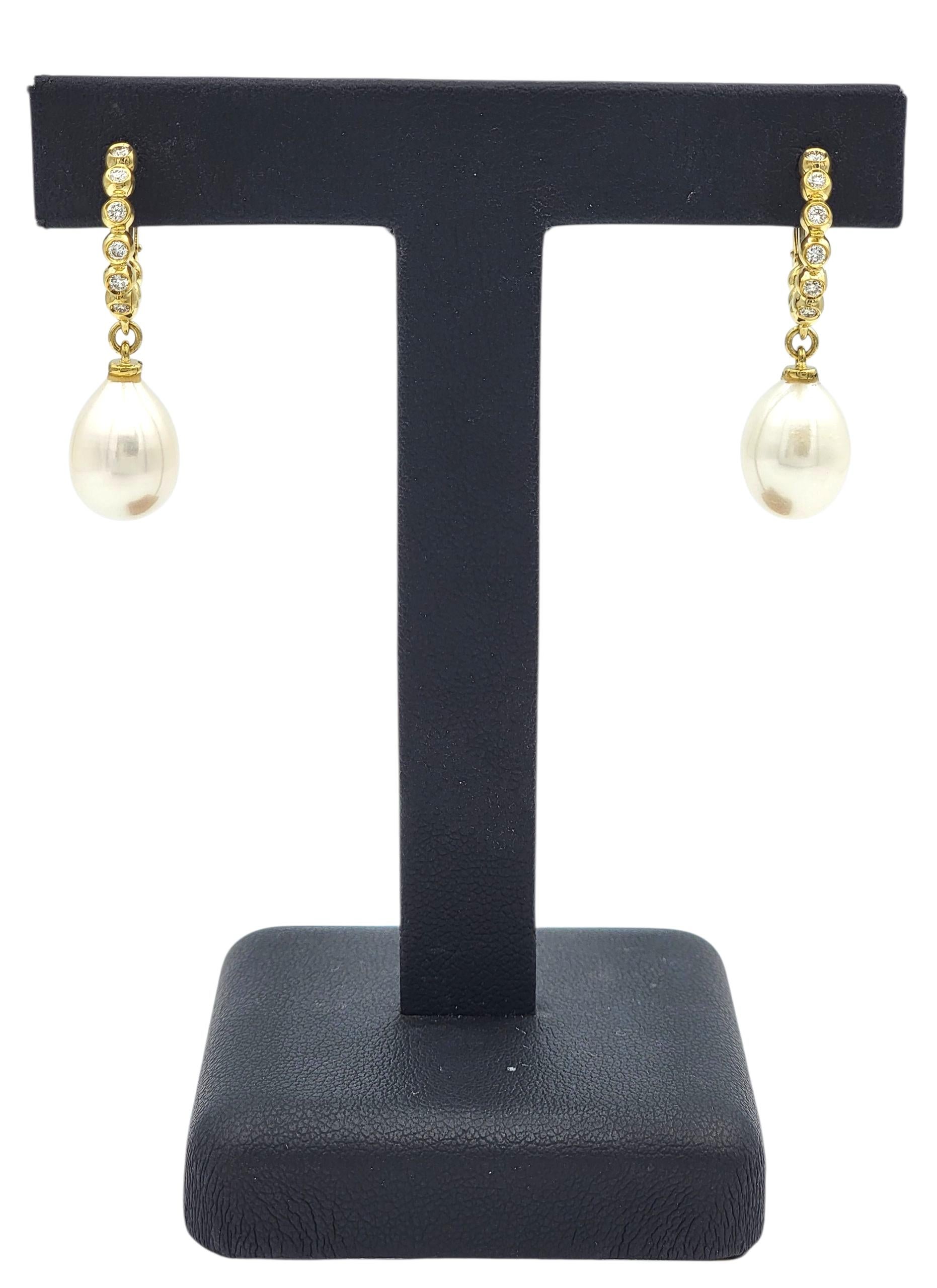 Boucles d'oreilles pendantes en or jaune 18 carats serties de diamants et de perles d'eau douce en vente 3