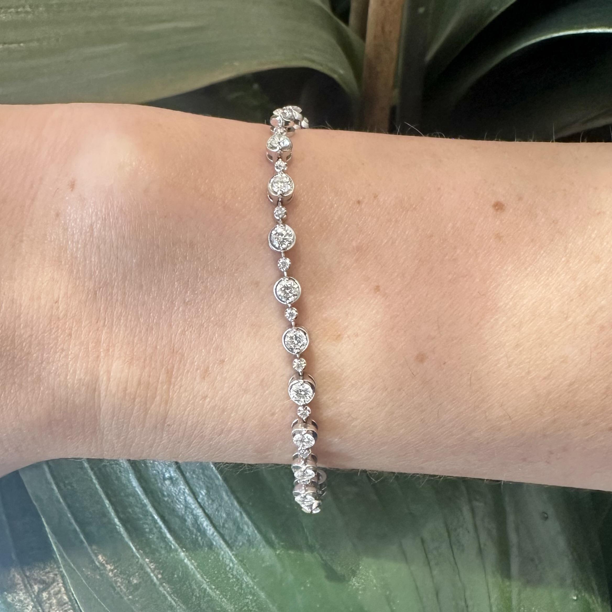 Bezel Set Diamond Link Tennis Bracelet in 18k White Gold, 7 inches In Fair Condition For Sale In Miami, FL