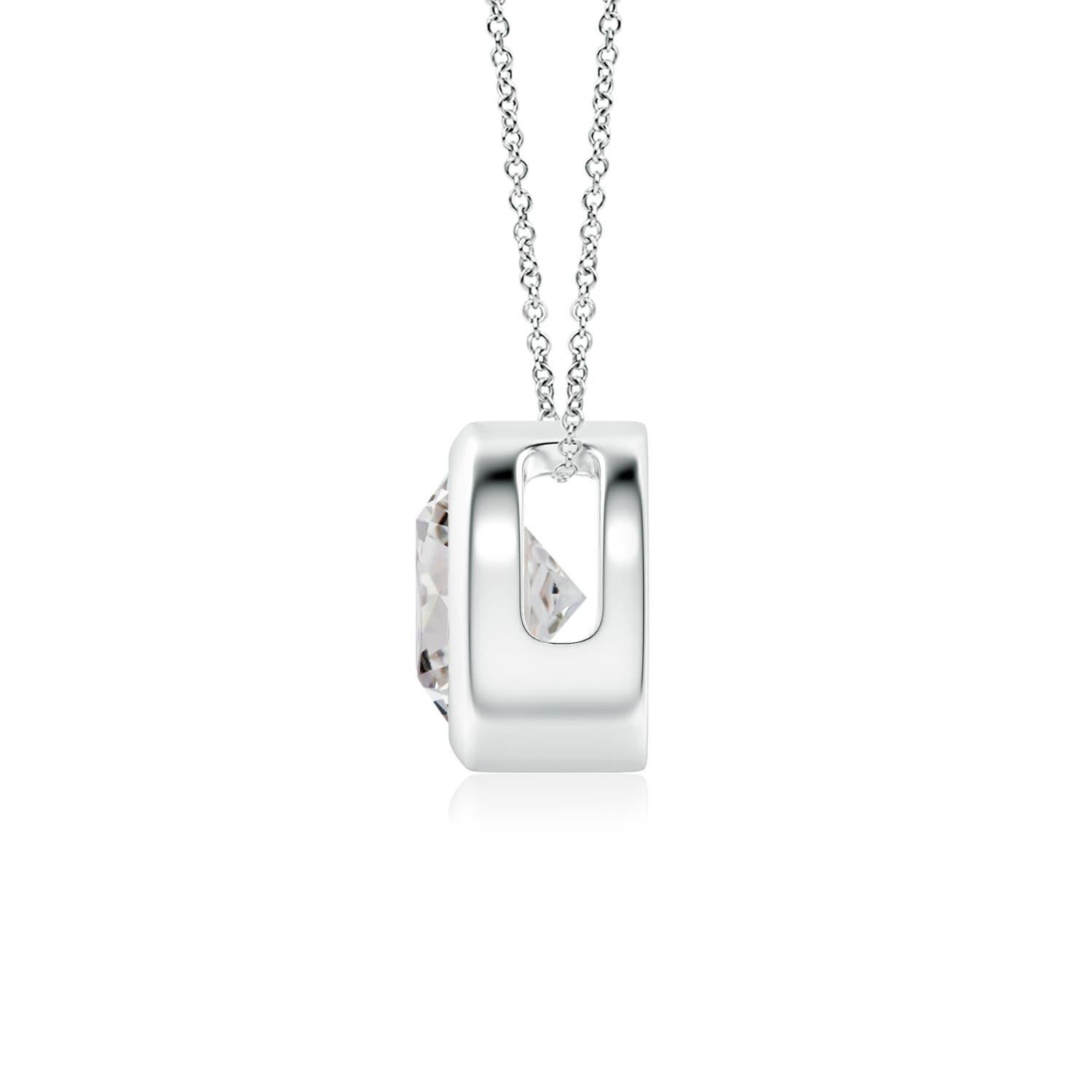 Lo splendido design di questo classico ciondolo con diamante solitario fa sembrare che la pietra centrale fluttui sulla catena. Il diamante scintillante è fissato in un castone. Realizzato in oro bianco 14 carati, questo pendente con diamante