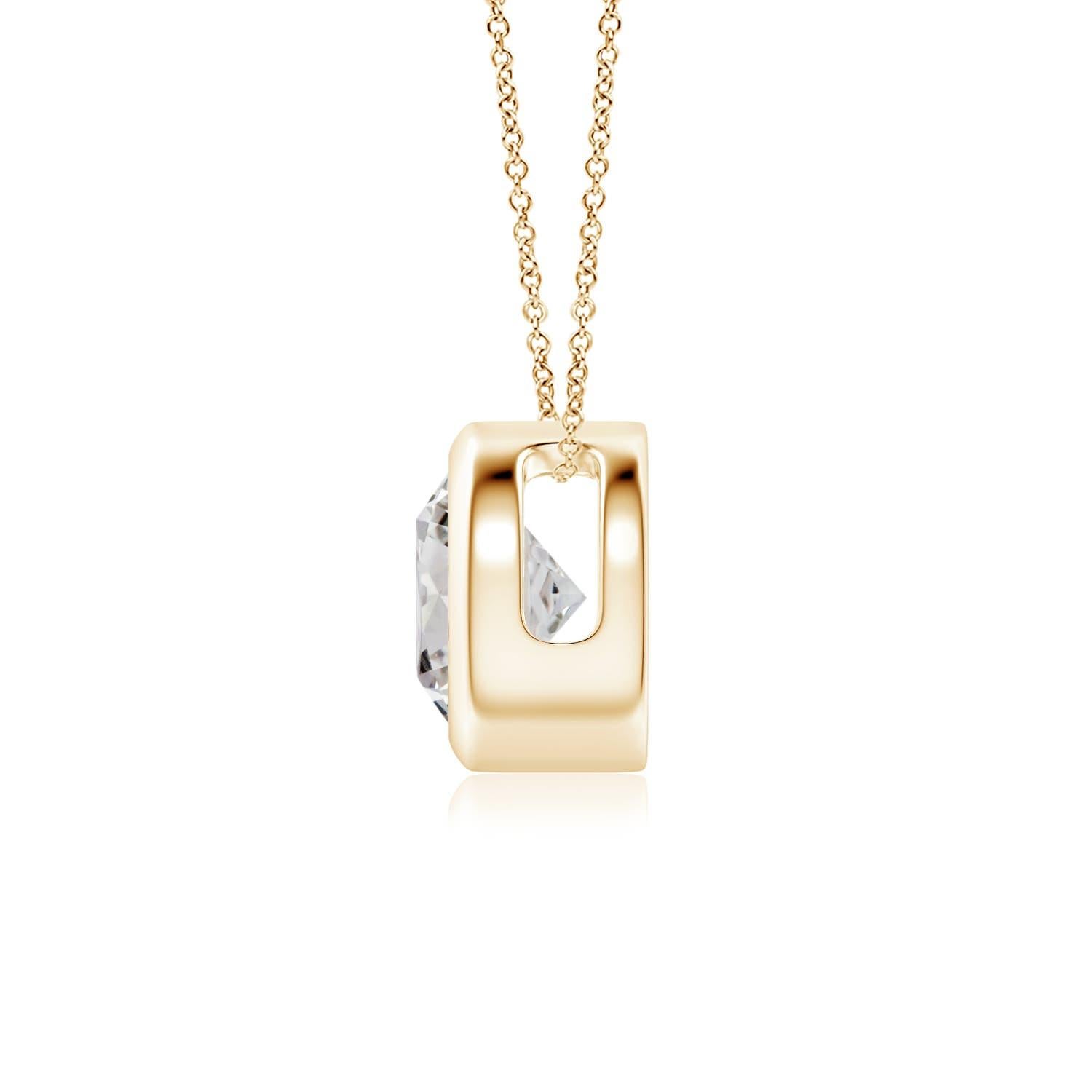 Le magnifique design de ce pendentif solitaire classique en diamant donne l'impression que la pierre centrale flotte sur la chaîne. Le diamant étincelant est fixé dans une monture à chaton. Fabriqué en or jaune 14k, ce pendentif en diamants ronds