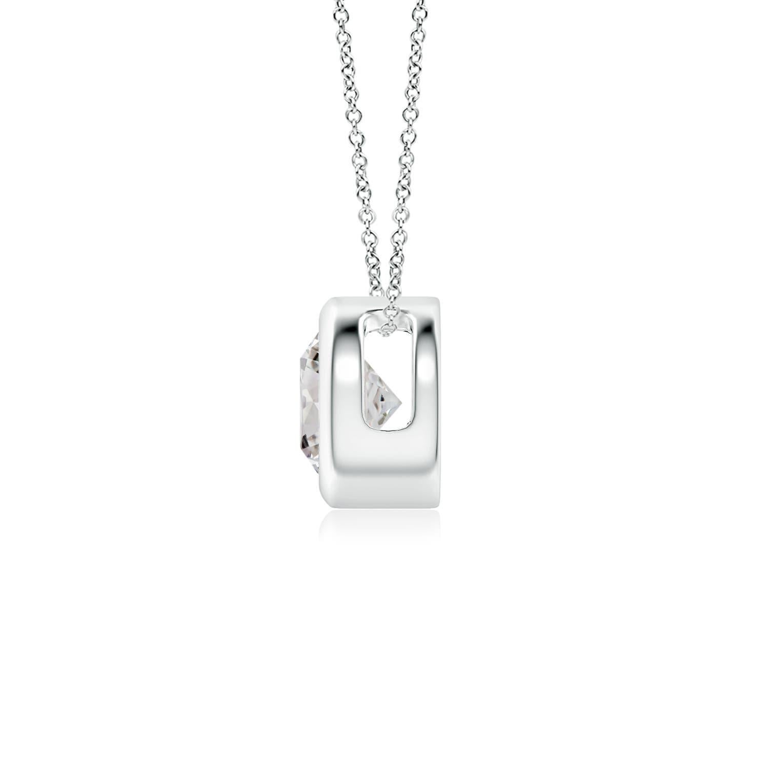 Le magnifique design de ce pendentif solitaire classique en diamant donne l'impression que la pierre centrale flotte sur la chaîne. Le diamant étincelant est fixé dans une monture à chaton. Whiting en or blanc 18k, ce pendentif en diamants ronds est