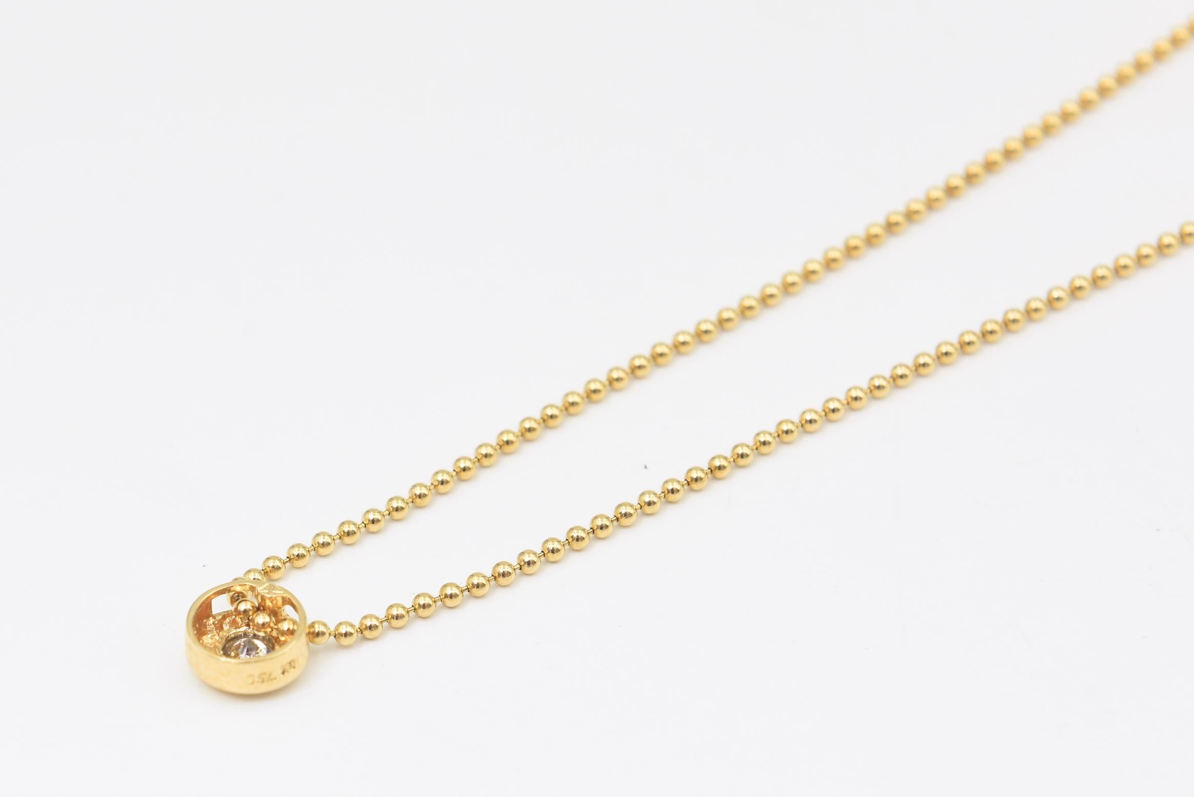 Taille ronde Pendentif en diamant serti sur chaîne à boules en or jaune en vente