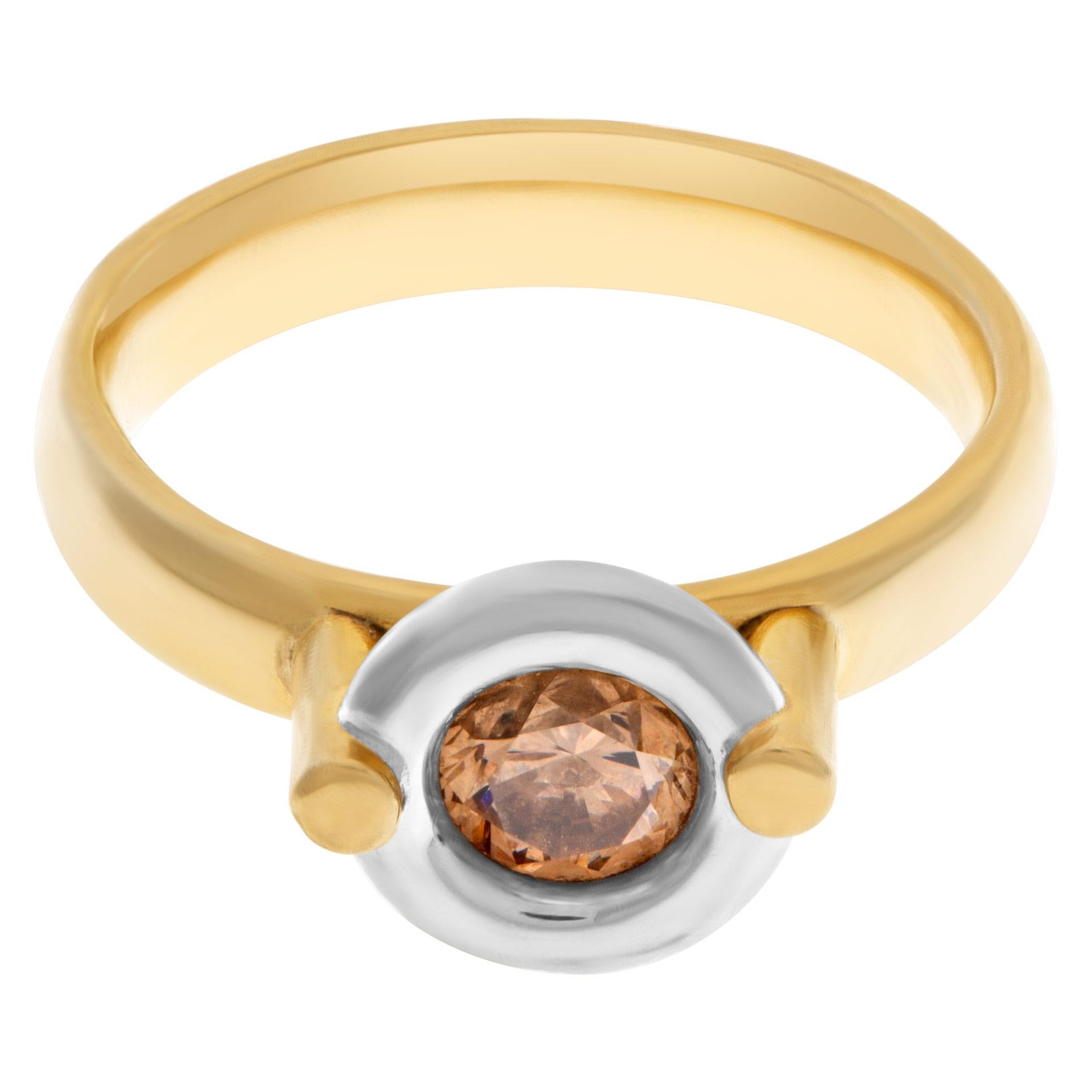 Anillo de diamantes engastados en bisel en oro amarillo de 18 quilates con aproximadamente 0,50 quilates en Excelente Estado en Surfside, FL