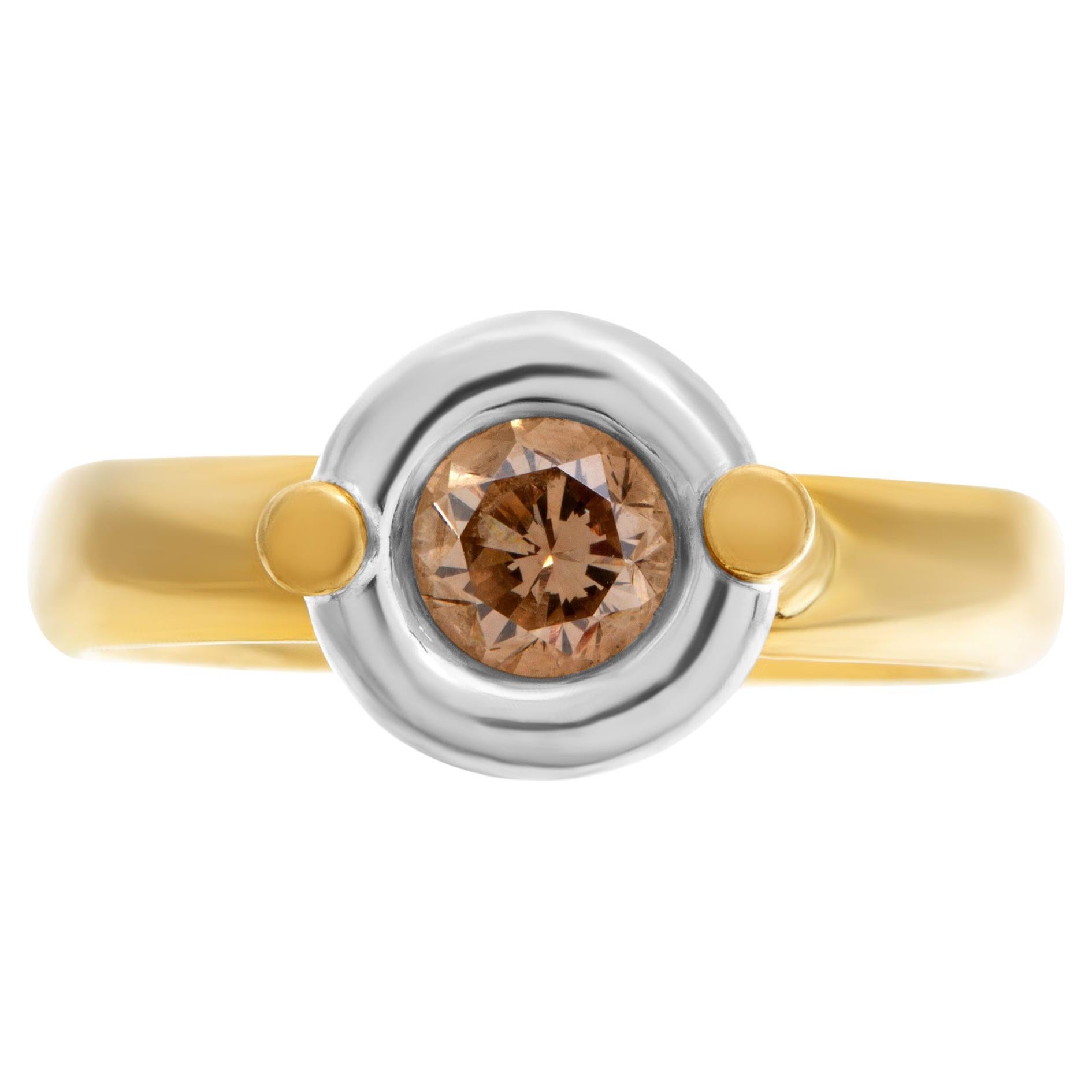 Anillo de diamantes engastados en bisel en oro amarillo de 18 quilates con aproximadamente 0,50 quilates