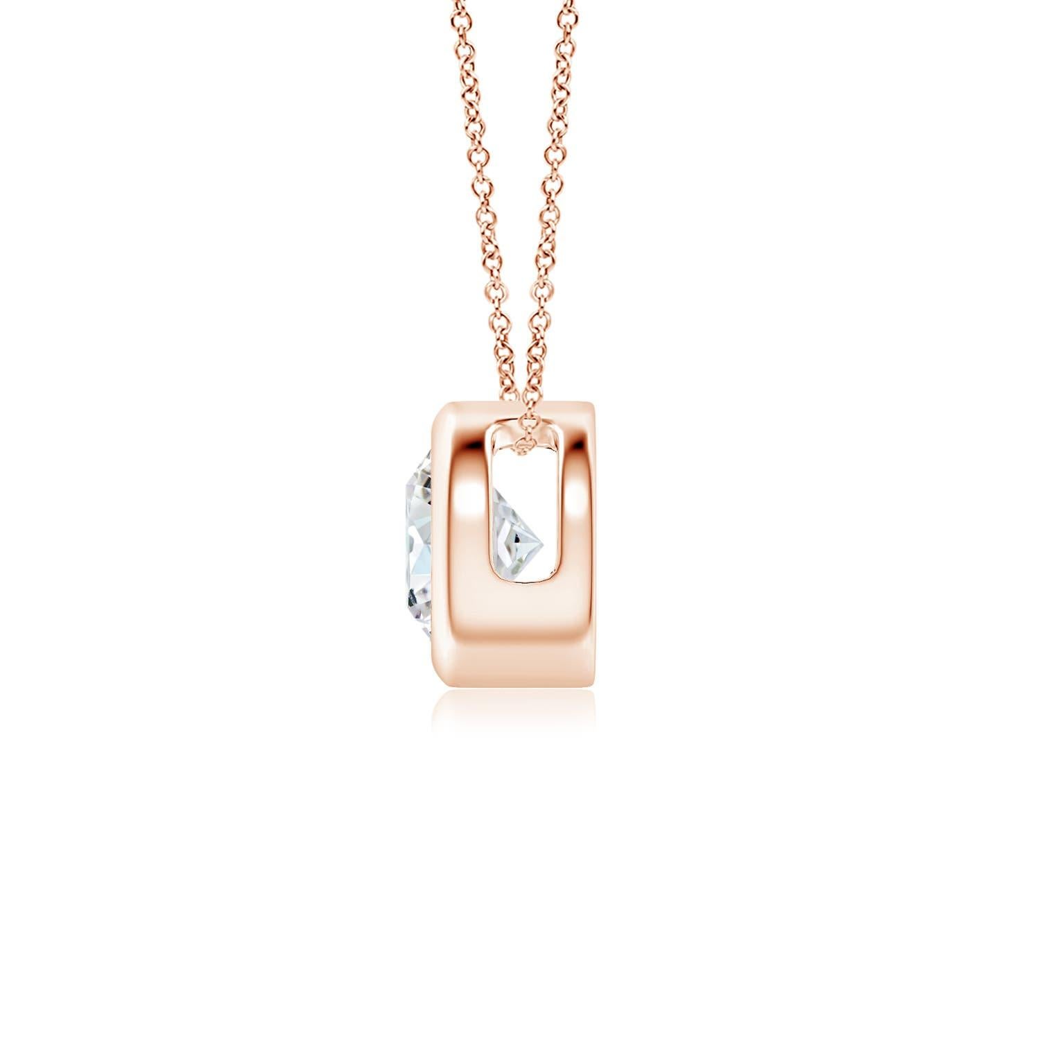 Le magnifique design de ce pendentif solitaire classique en diamant donne l'impression que la pierre centrale flotte sur la chaîne. Le diamant étincelant est fixé dans une monture à chaton. Fabriqué en or rose 14k, ce pendentif en diamants ronds
