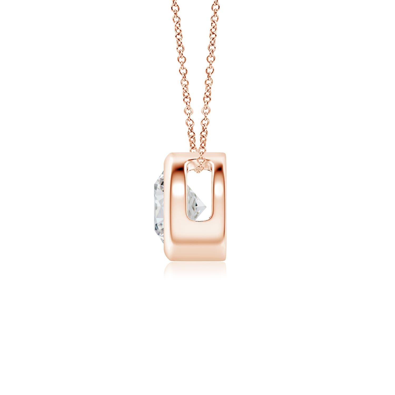 Le magnifique design de ce pendentif solitaire classique en diamant donne l'impression que la pierre centrale flotte sur la chaîne. Le diamant étincelant est fixé dans une monture à chaton. Fabriqué en or rose 14k, ce pendentif en diamants ronds