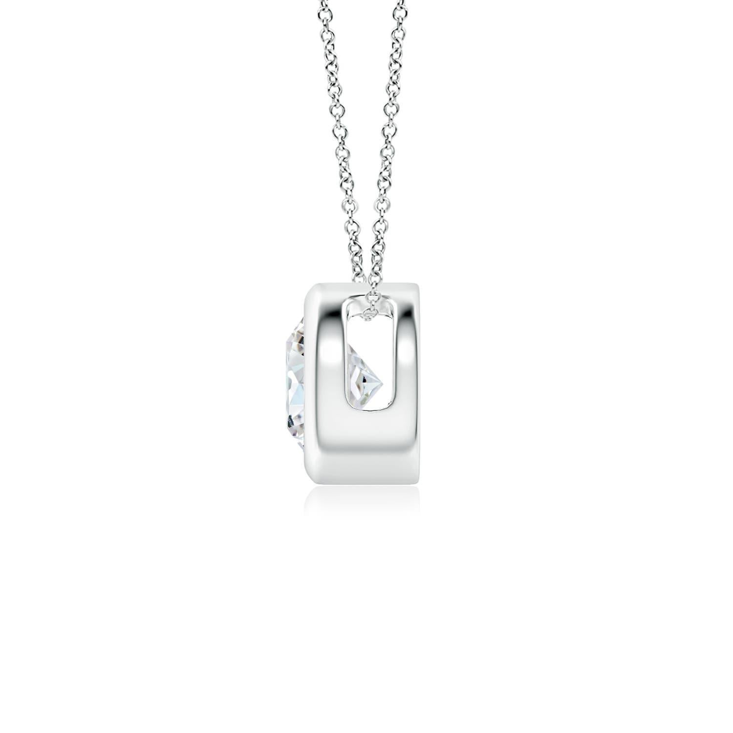 Le magnifique design de ce pendentif solitaire classique en diamant donne l'impression que la pierre centrale flotte sur la chaîne. Le diamant étincelant est fixé dans une monture à chaton. Whiting en or blanc 14k, ce pendentif en diamants ronds est