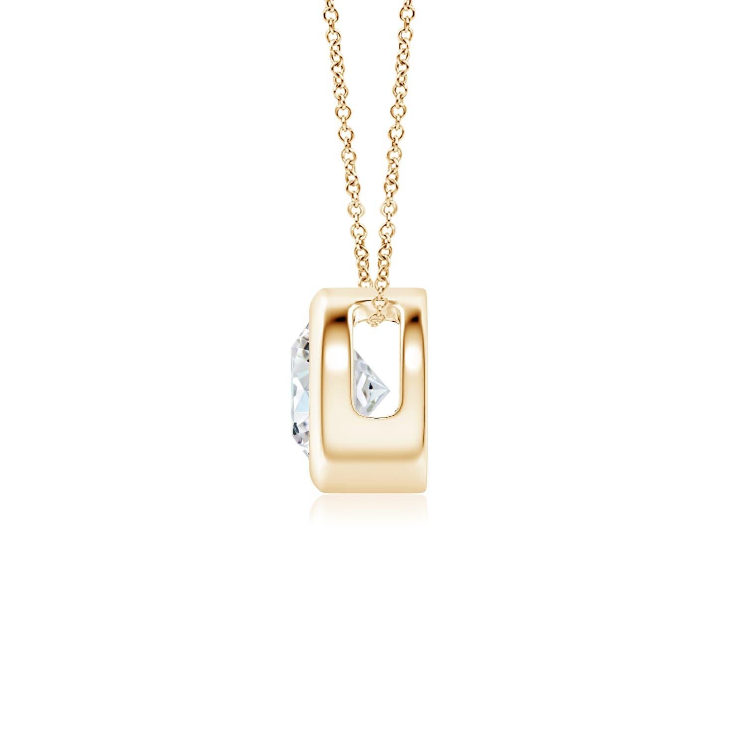 Le magnifique design de ce pendentif solitaire classique en diamant donne l'impression que la pierre centrale flotte sur la chaîne. Le diamant étincelant est fixé dans une monture à chaton. Fabriqué en or jaune 14k, ce pendentif en diamants ronds