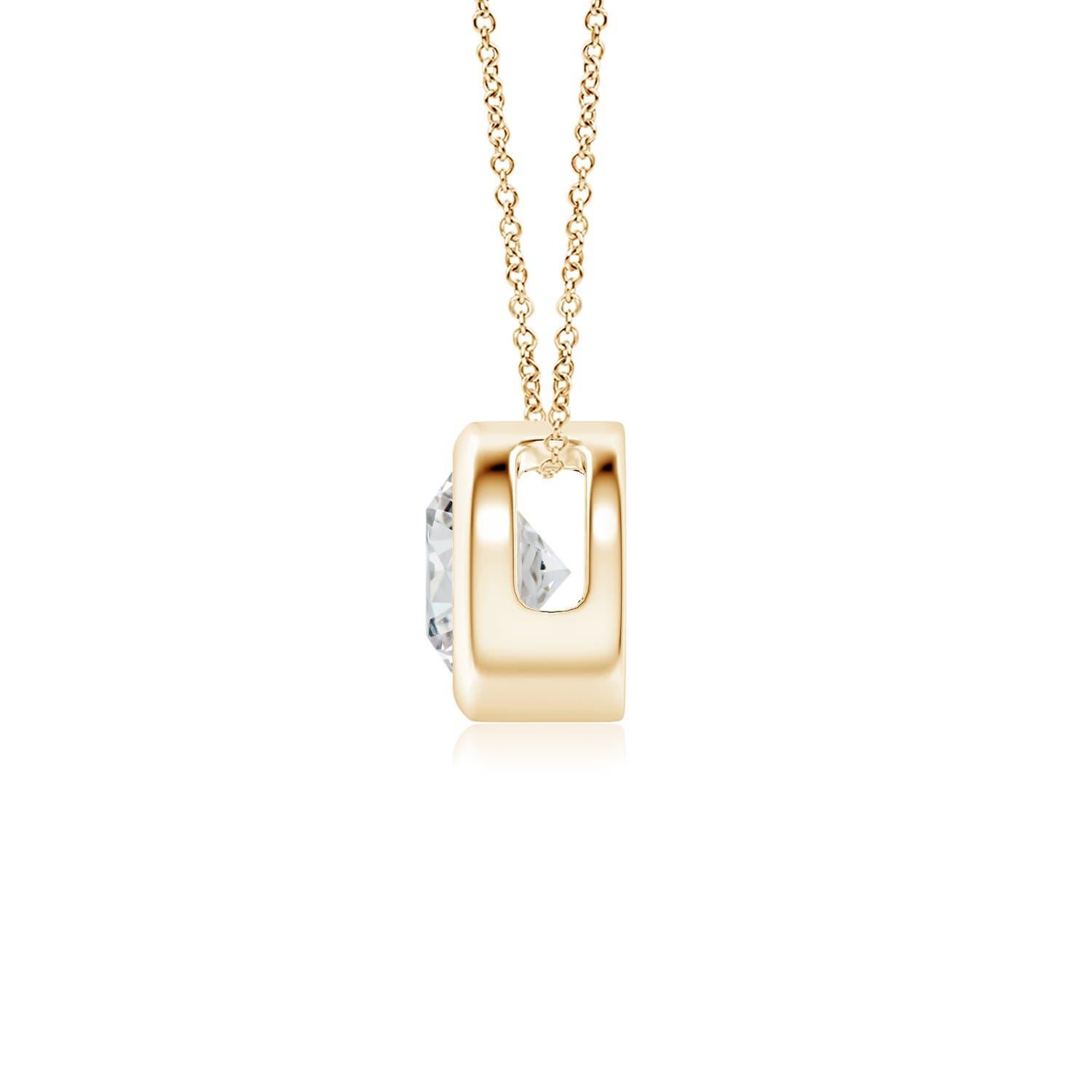 Le magnifique design de ce pendentif solitaire classique en diamant donne l'impression que la pierre centrale flotte sur la chaîne. Le diamant étincelant est fixé dans une monture à chaton. Fabriqué en or jaune 14k, ce pendentif en diamants ronds